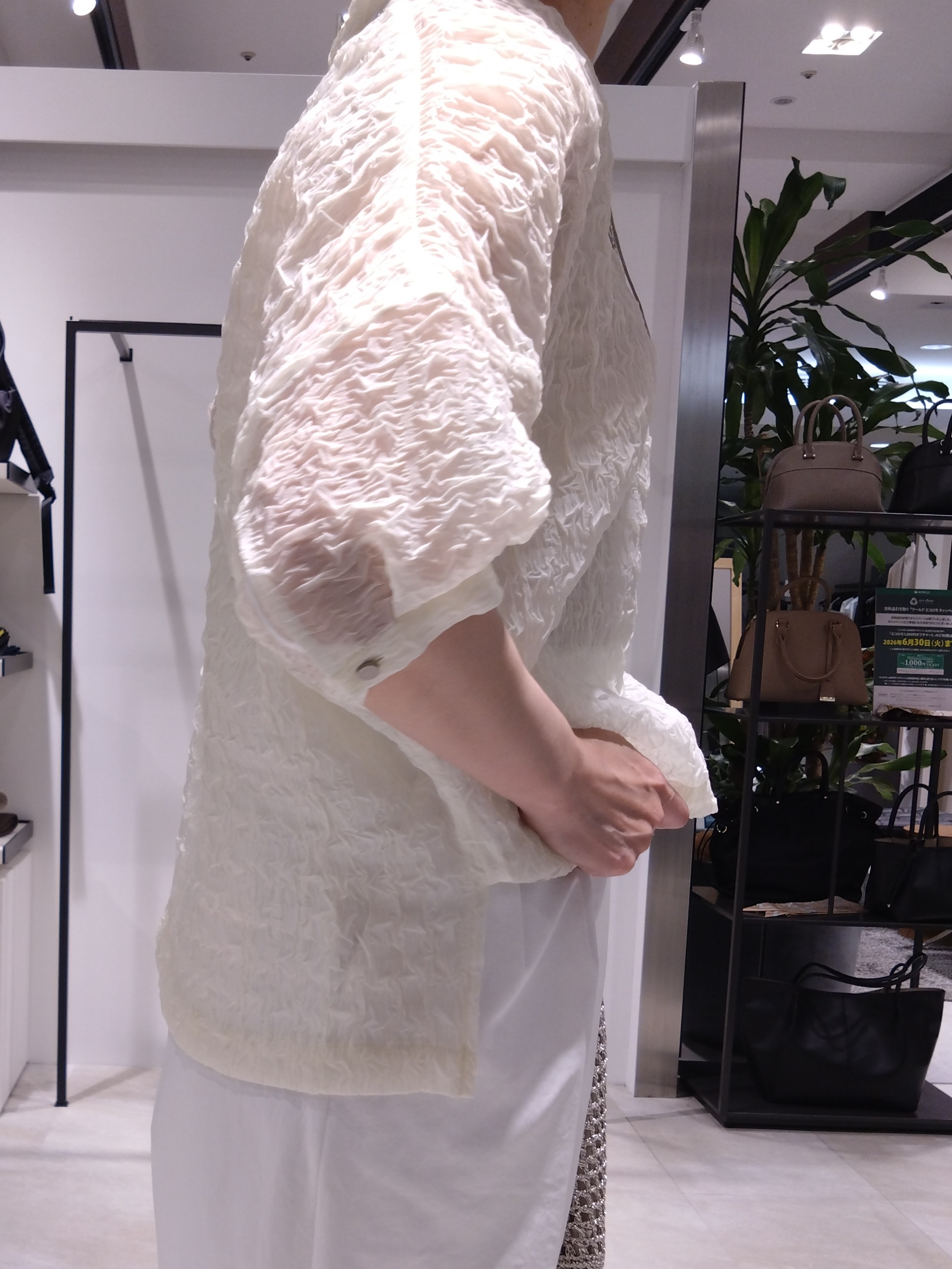 まちこさんの「UNTITLED｜【洗える】シアーVネックブラウス」を使ったコーディネート