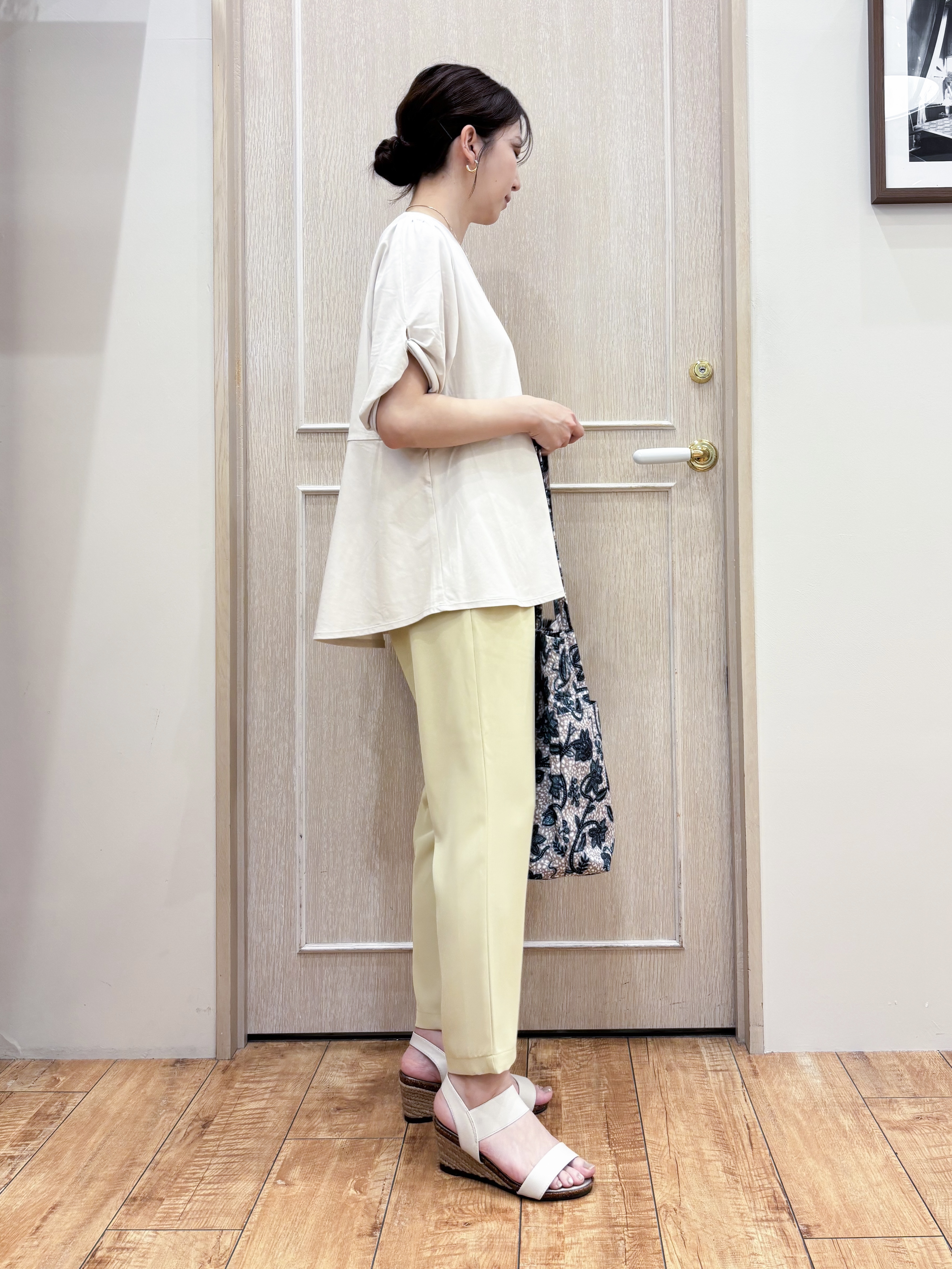 なみさんの「SHOO･LA･RUE｜【ひんやり/S-LL/洗濯機可】切り替えラインでスタイルアップ お袖ねじり ペプラムトップス」を使ったコーディネート