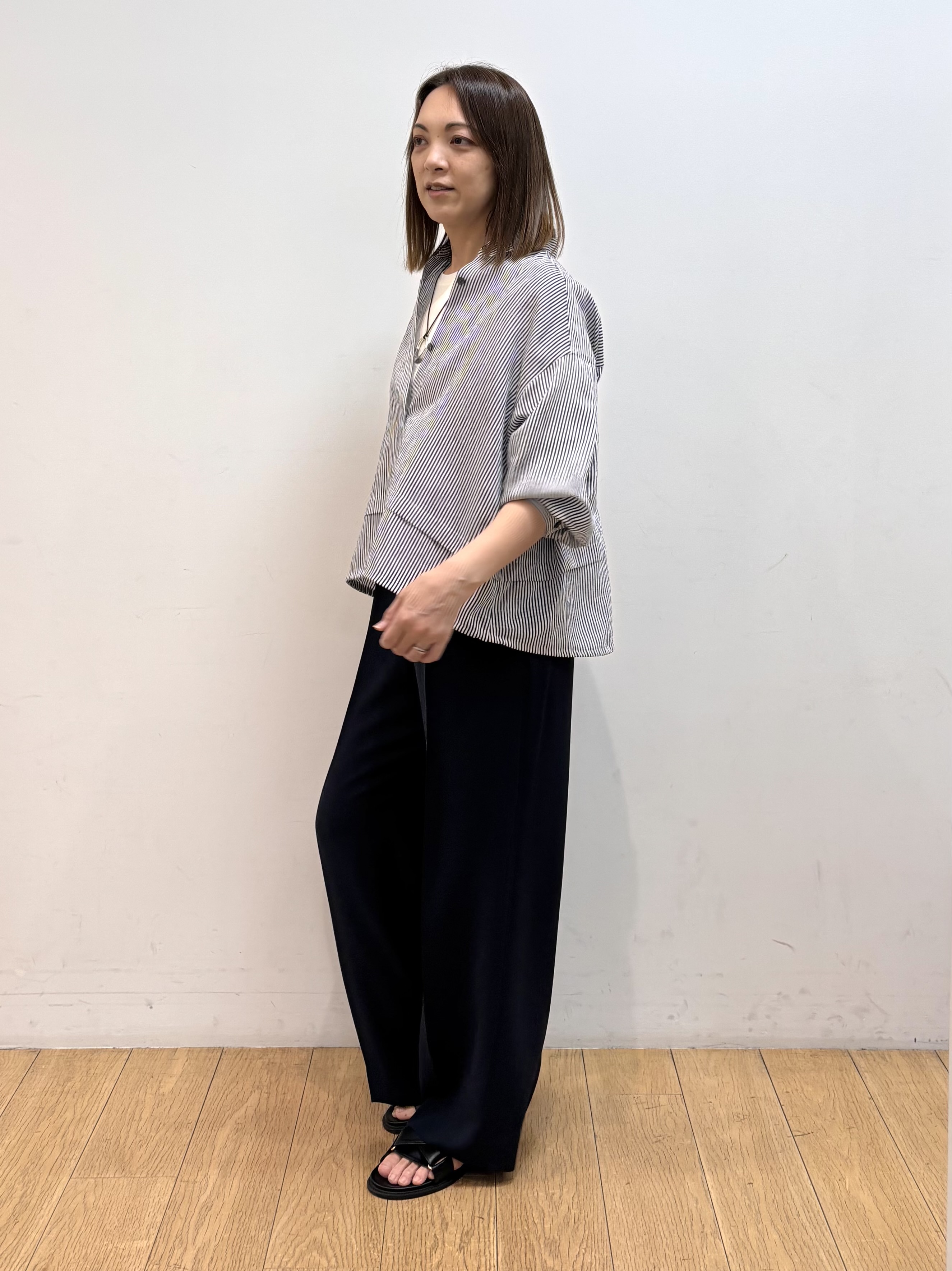 mikkoさんの「INDIVI｜【接触冷感／洗える／2WAY】ドロスト付 シアーシャンブレーシャツ」を使ったコーディネート