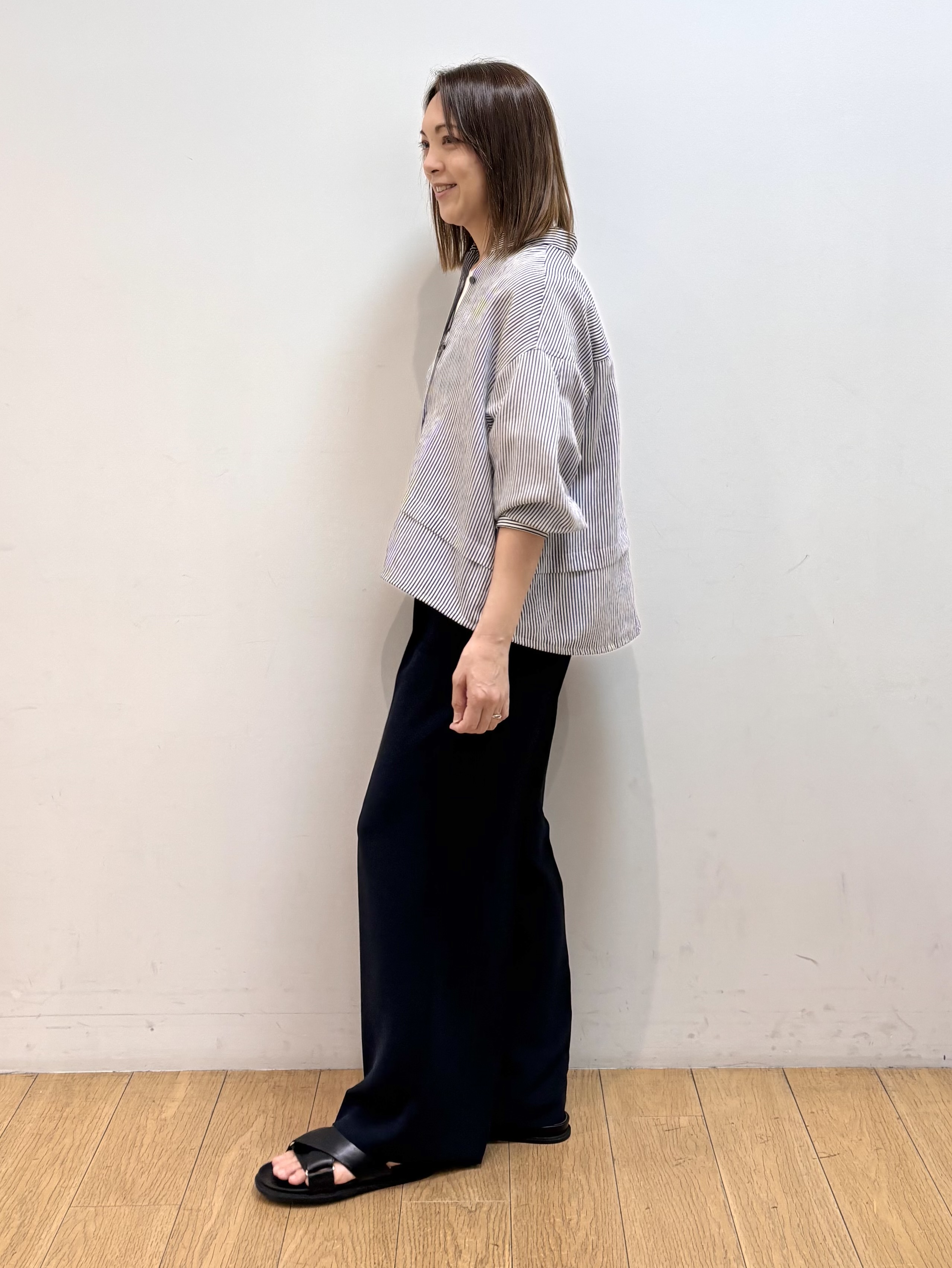 mikkoさんの「INDIVI｜【接触冷感／洗える／2WAY】ドロスト付 シアーシャンブレーシャツ」を使ったコーディネート