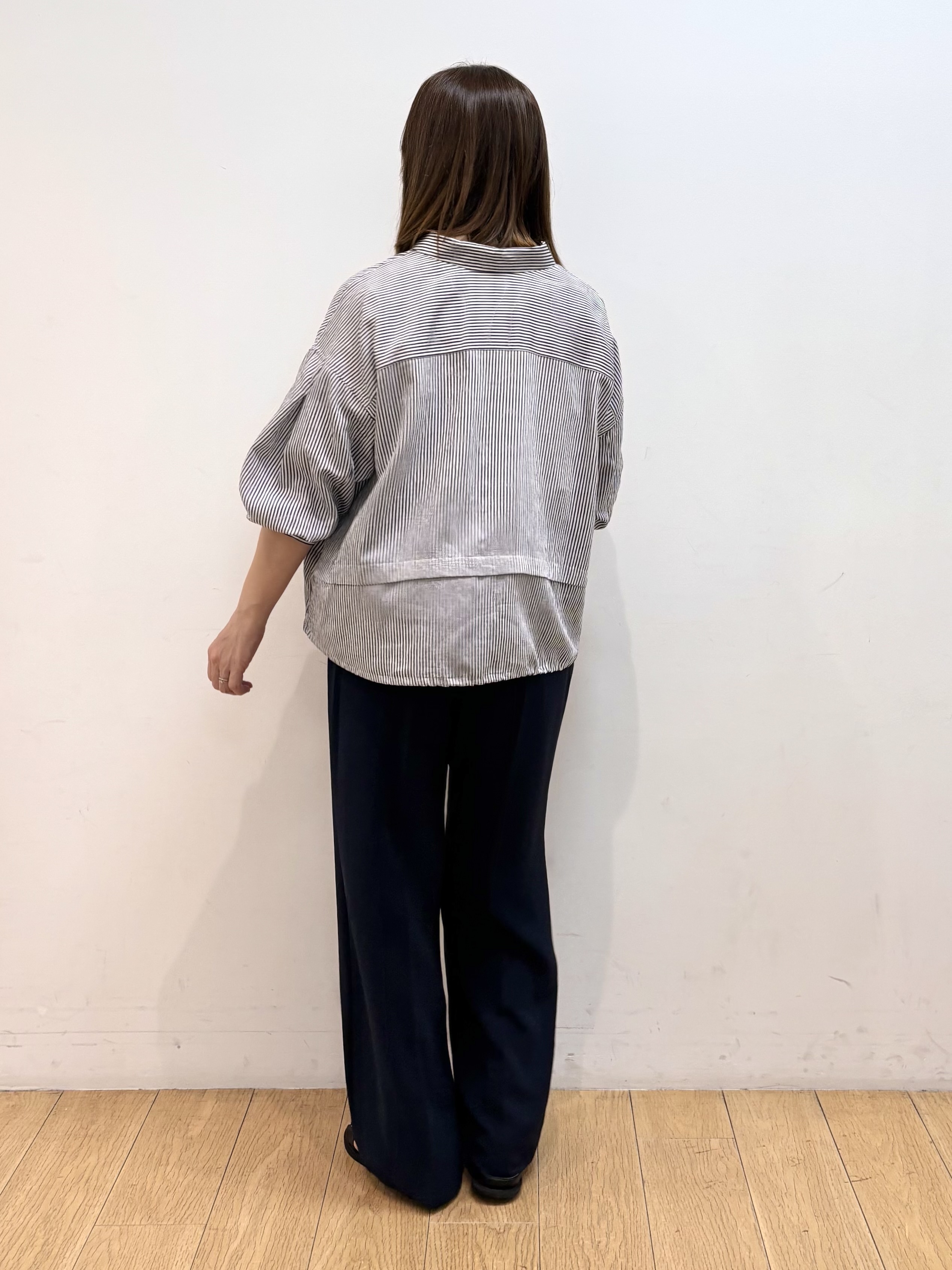 mikkoさんの「INDIVI｜【接触冷感／洗える／2WAY】ドロスト付 シアーシャンブレーシャツ」を使ったコーディネート