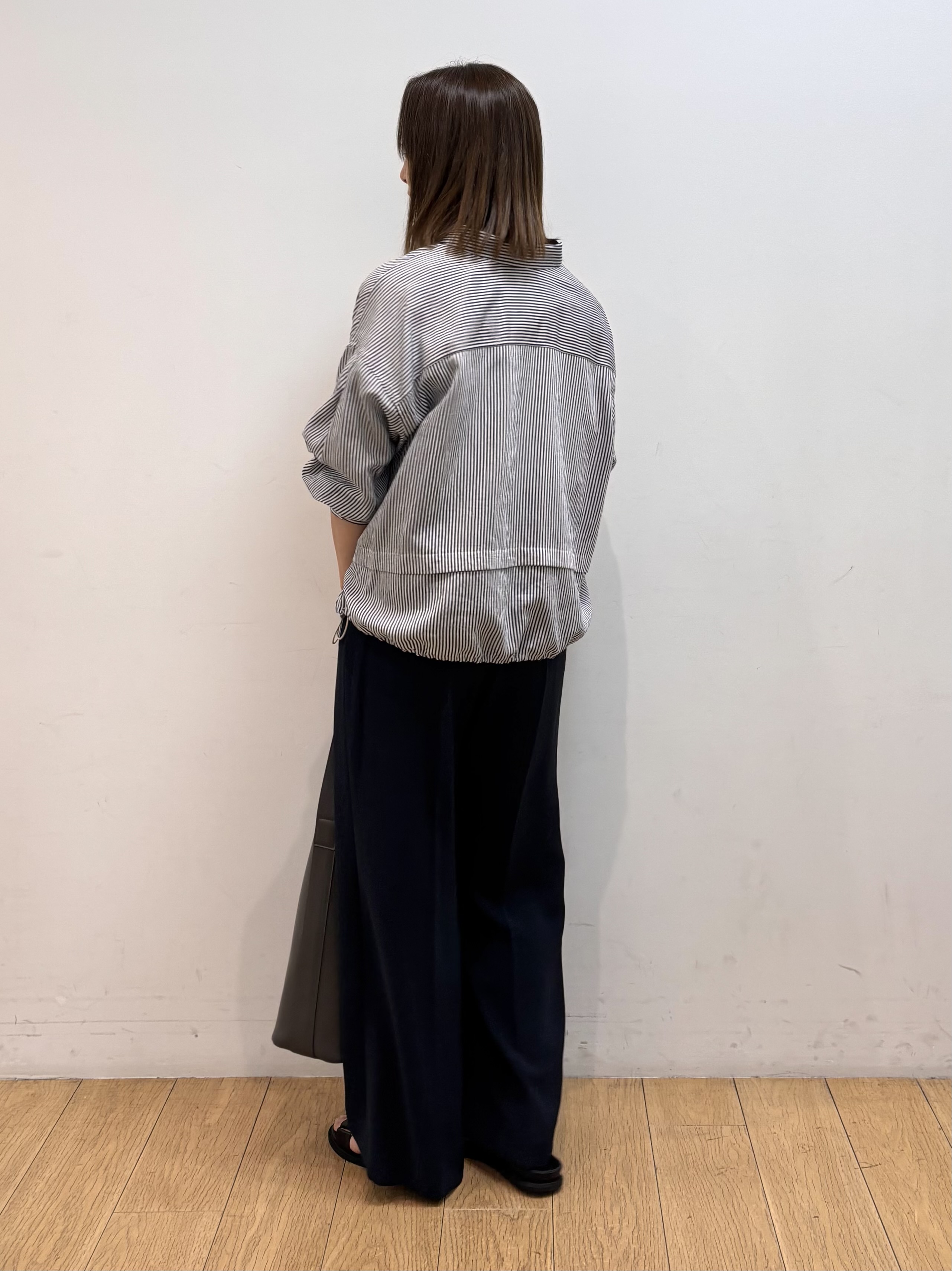 mikkoさんの「INDIVI｜【接触冷感／洗える／2WAY】ドロスト付 シアーシャンブレーシャツ」を使ったコーディネート