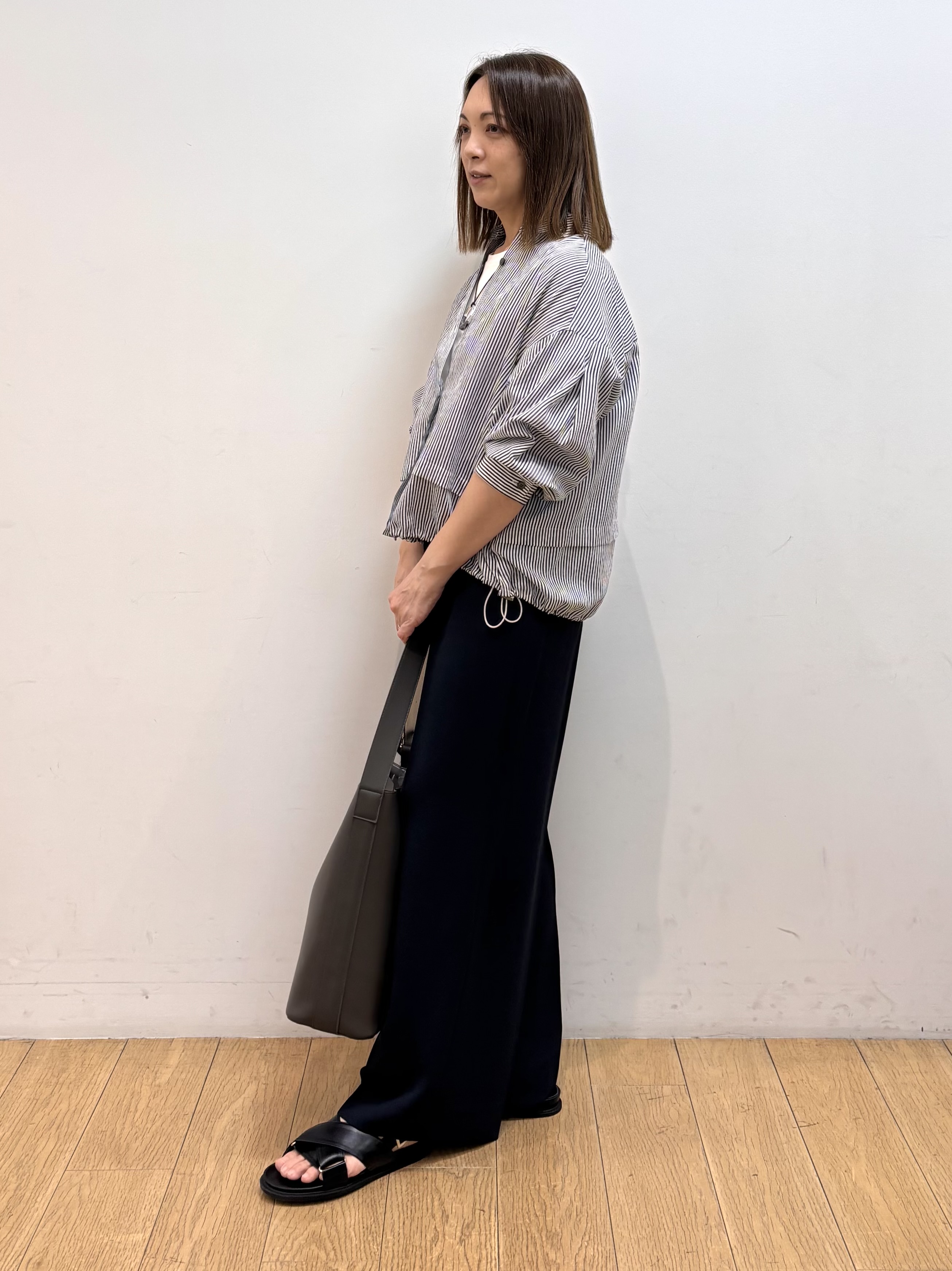 mikkoさんの「INDIVI｜【接触冷感／洗える／2WAY】ドロスト付 シアーシャンブレーシャツ」を使ったコーディネート