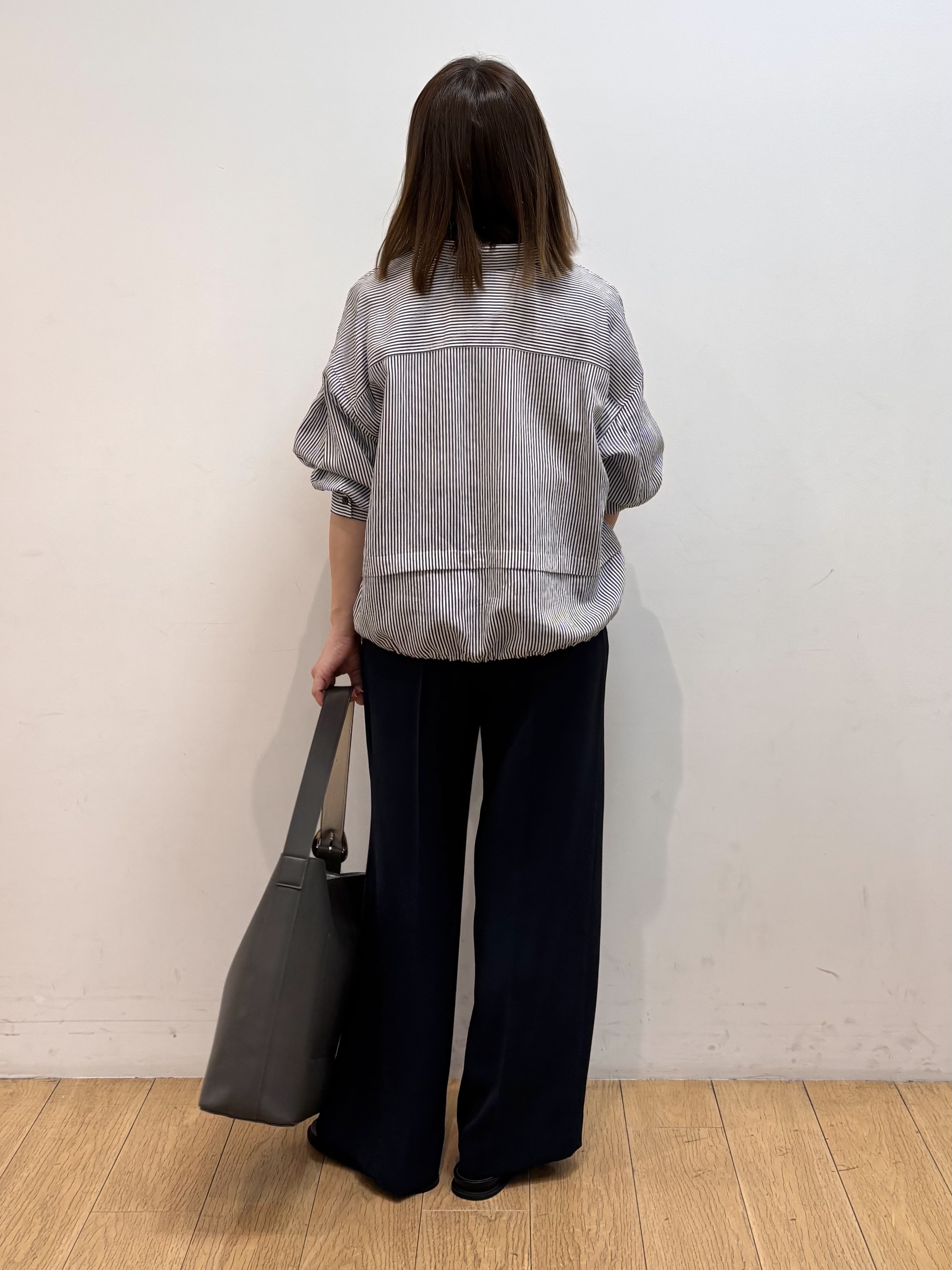 mikkoさんの「INDIVI｜【接触冷感／洗える／2WAY】ドロスト付 シアーシャンブレーシャツ」を使ったコーディネート