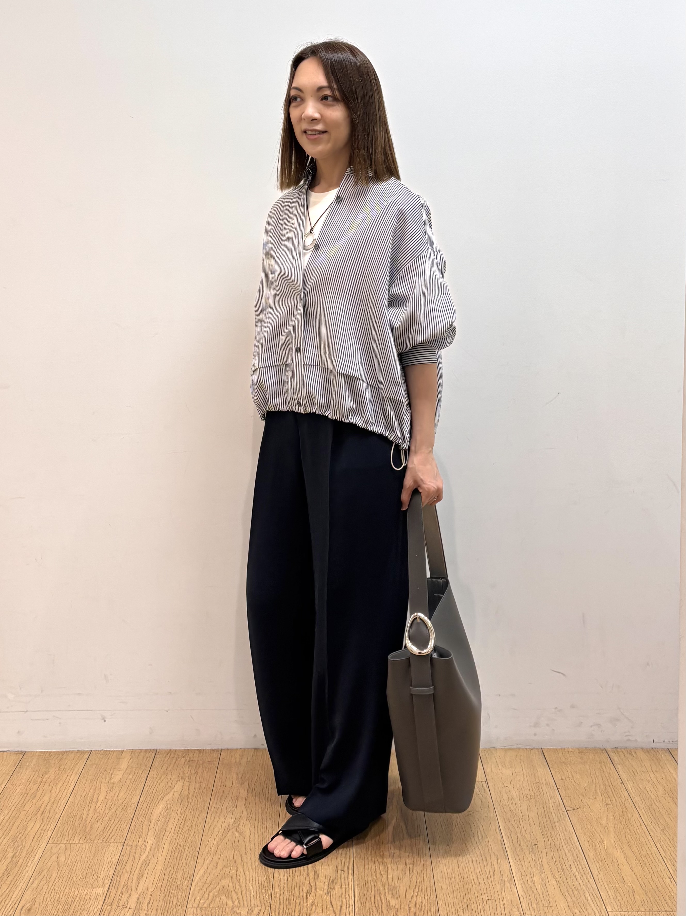 mikkoさんの「INDIVI｜【接触冷感／洗える／2WAY】ドロスト付 シアーシャンブレーシャツ」を使ったコーディネート