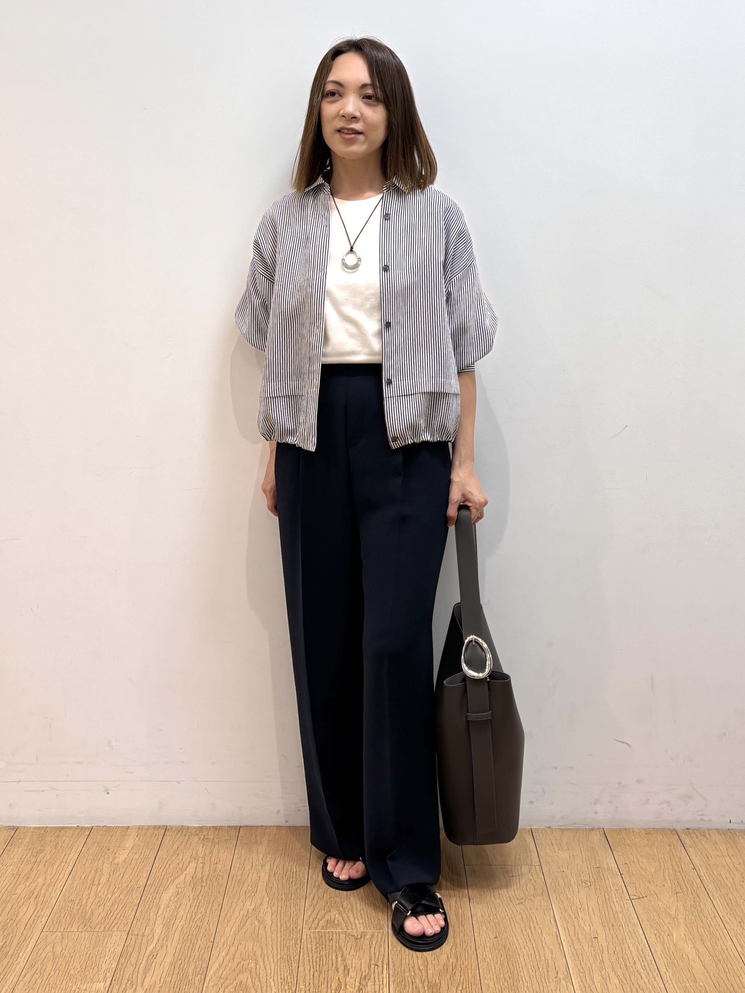 mikkoさんの「INDIVI｜【接触冷感／洗える／2WAY】ドロスト付 シアーシャンブレーシャツ」を使ったコーディネート