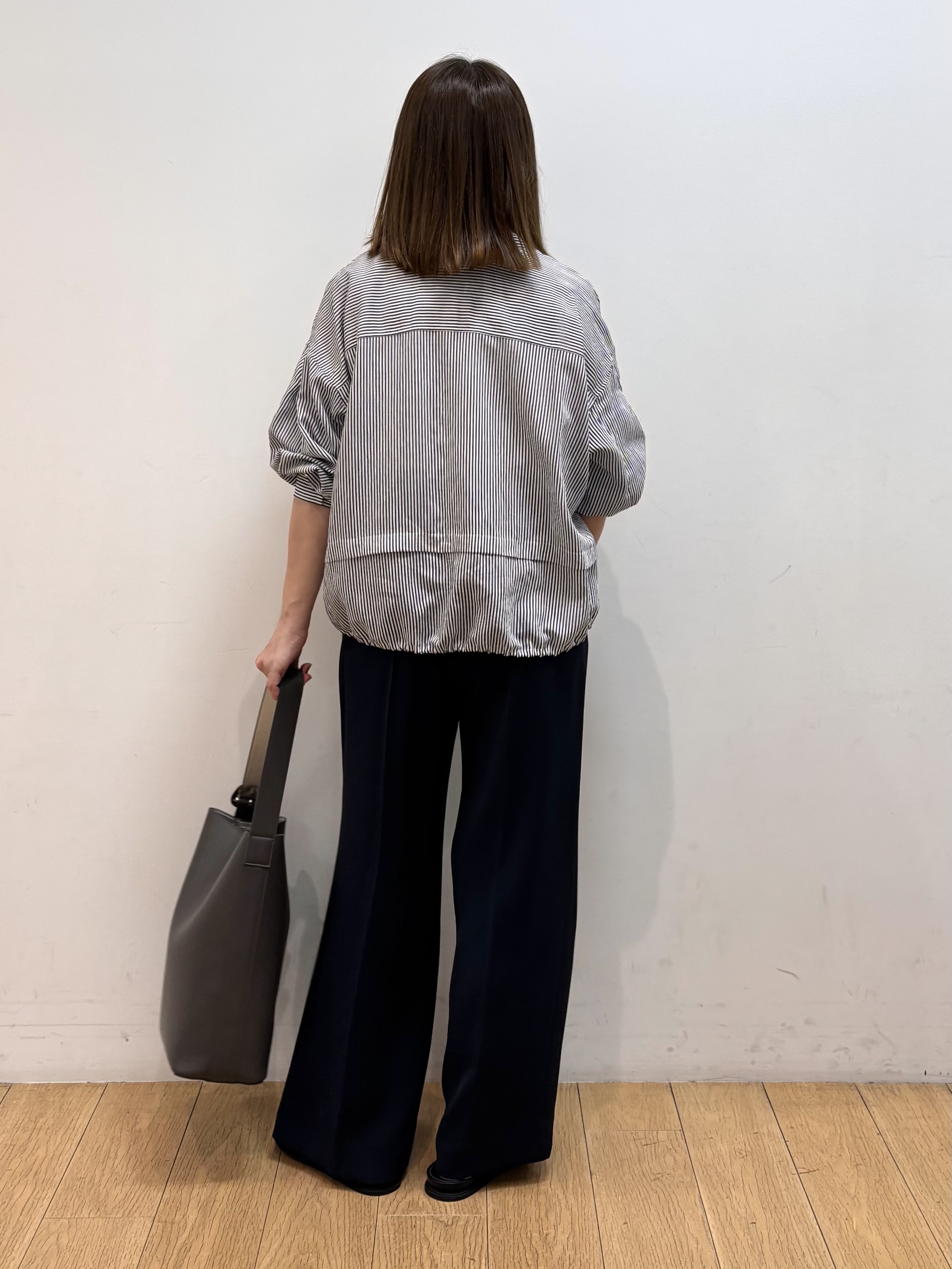 mikkoさんの「INDIVI｜【接触冷感／洗える／2WAY】ドロスト付 シアーシャンブレーシャツ」を使ったコーディネート