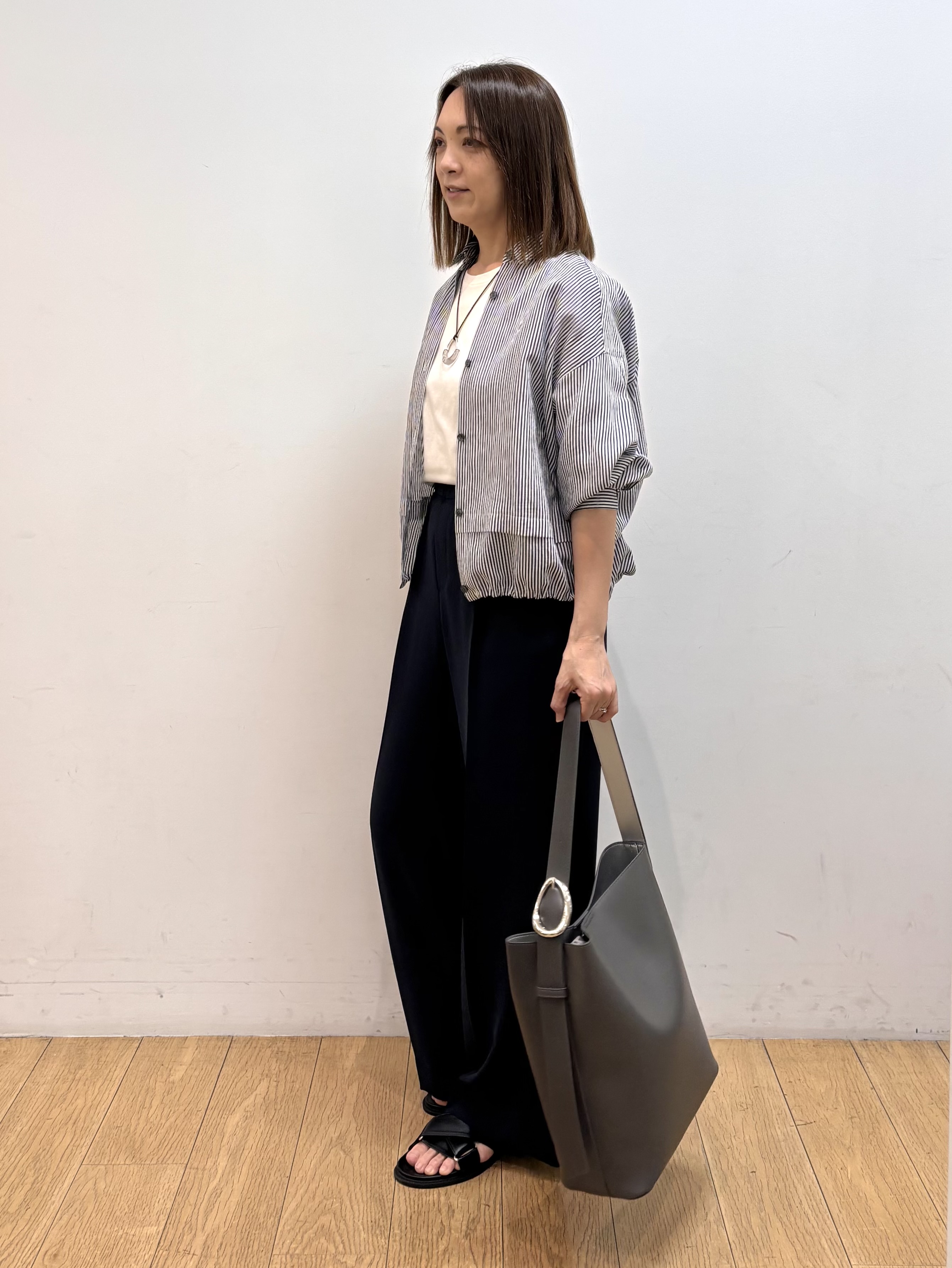 mikkoさんの「INDIVI｜【接触冷感／洗える／2WAY】ドロスト付 シアーシャンブレーシャツ」を使ったコーディネート