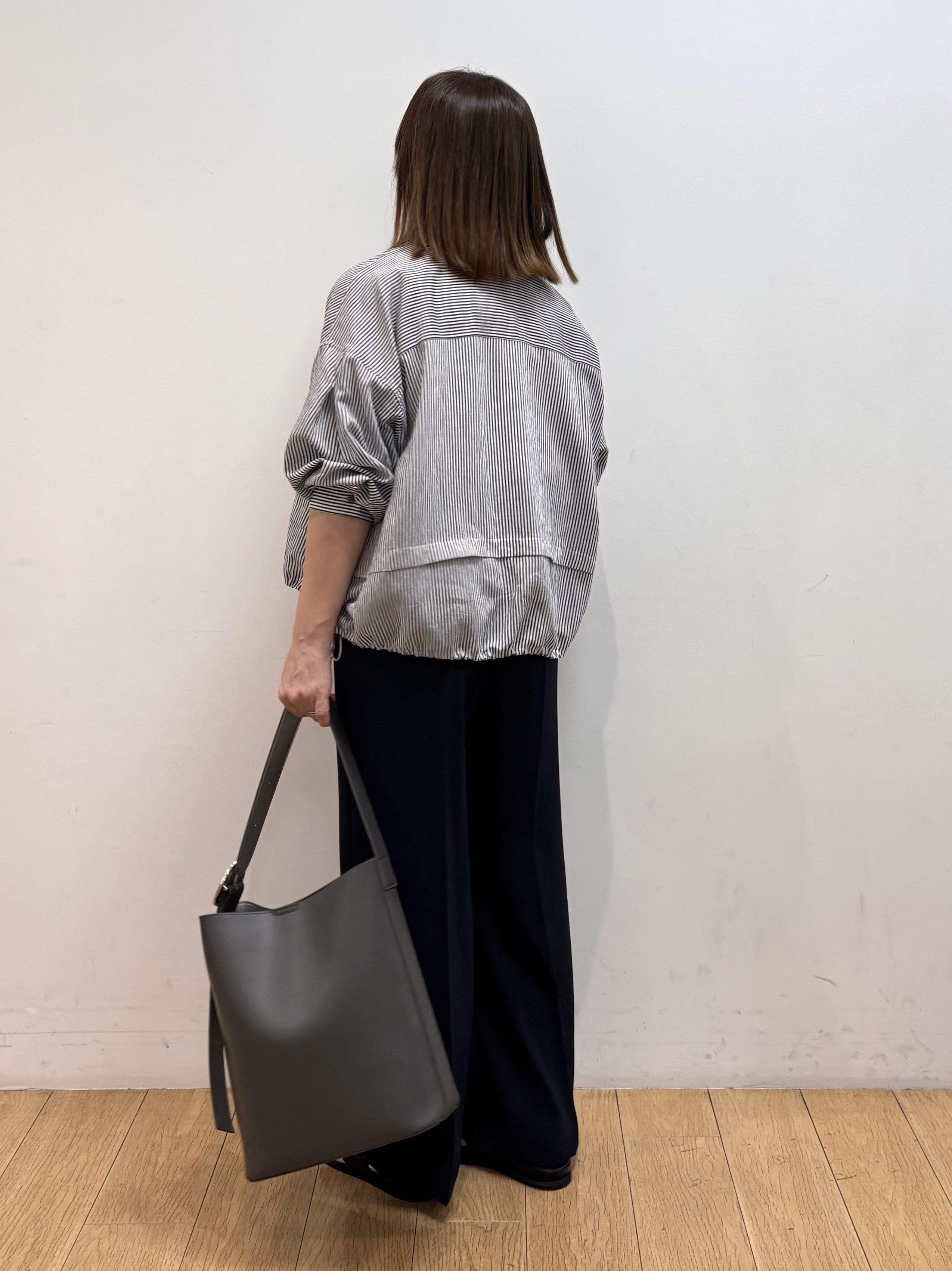 mikkoさんの「INDIVI｜【接触冷感／洗える／2WAY】ドロスト付 シアーシャンブレーシャツ」を使ったコーディネート