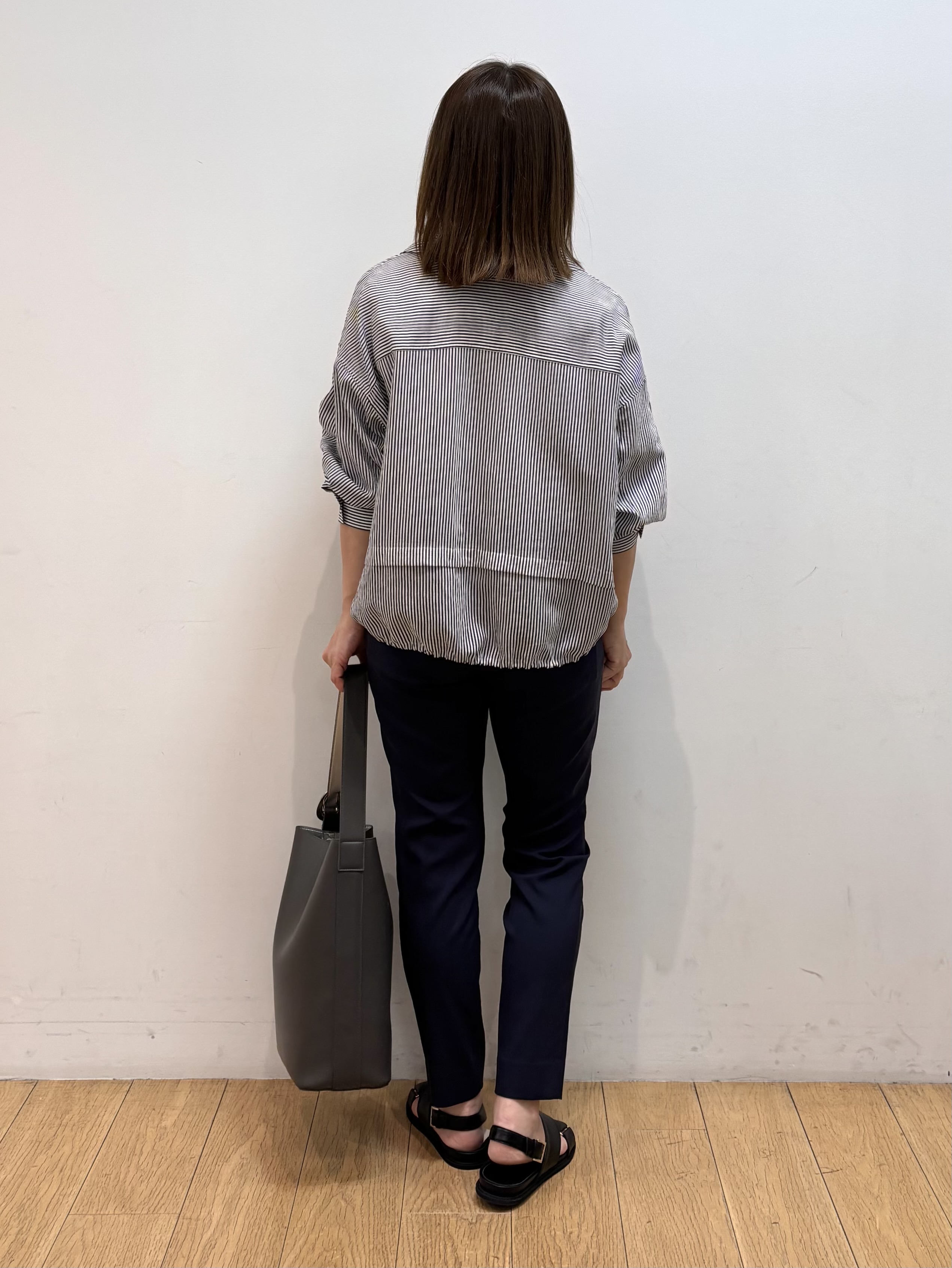 mikkoさんの「INDIVI｜【接触冷感／洗える／2WAY】ドロスト付 シアーシャンブレーシャツ」を使ったコーディネート