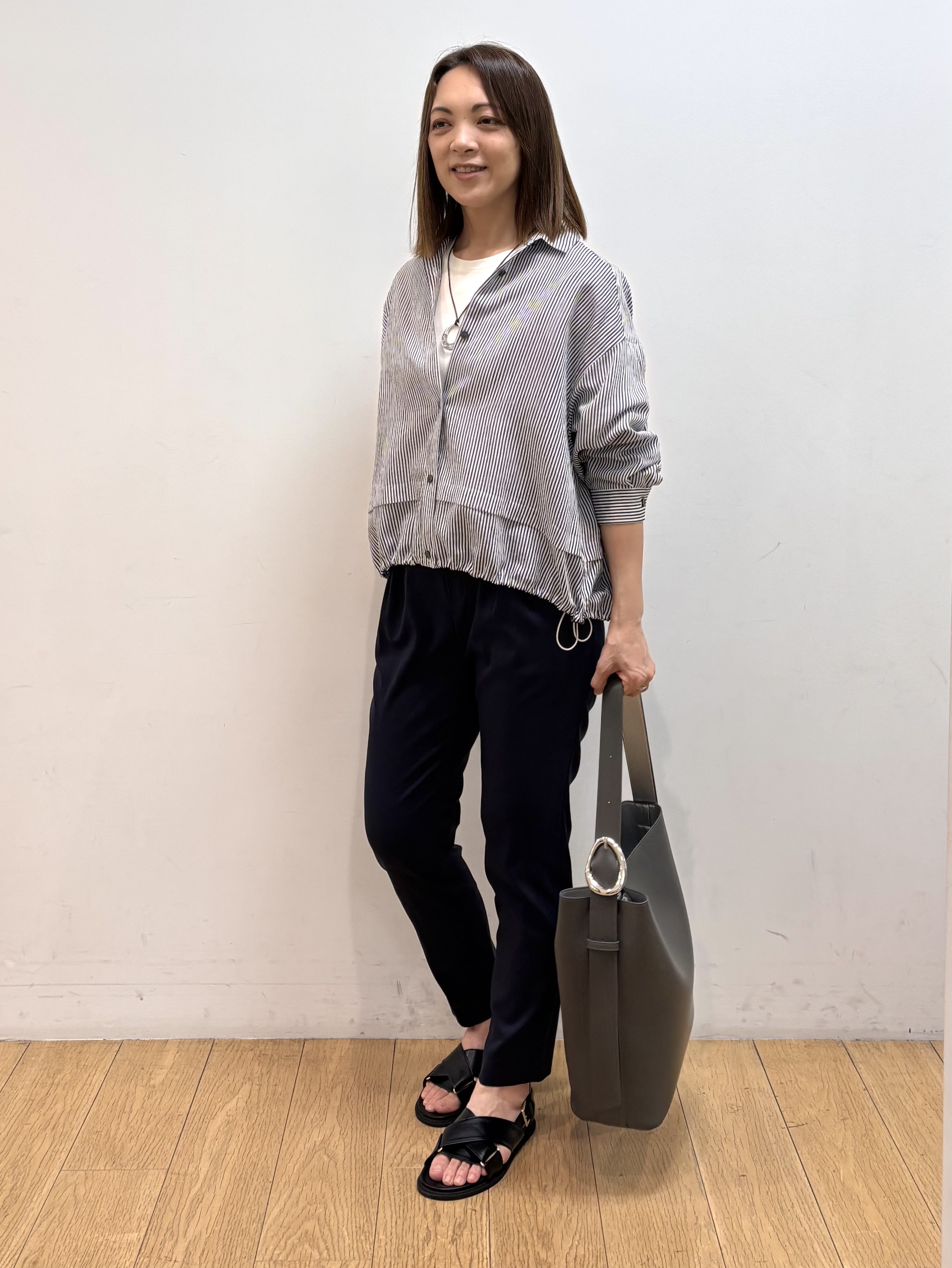 mikkoさんの「INDIVI｜【接触冷感／洗える／2WAY】ドロスト付 シアーシャンブレーシャツ」を使ったコーディネート