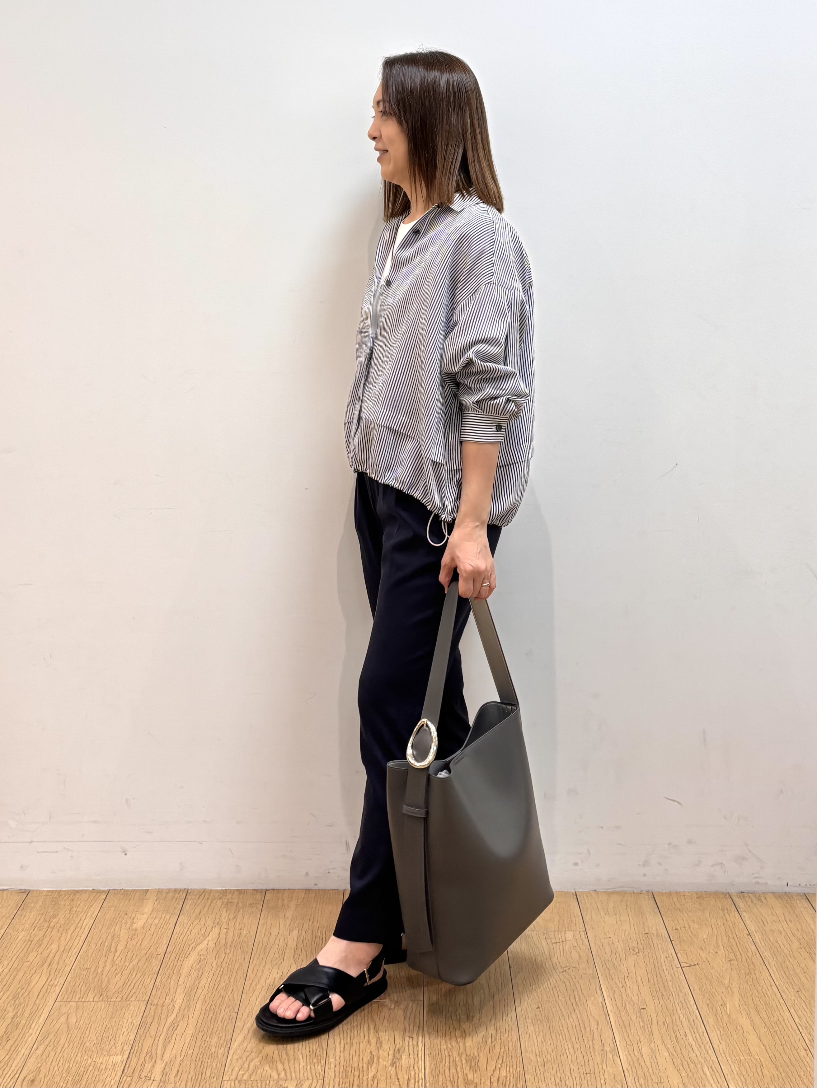 mikkoさんの「INDIVI｜【接触冷感／洗える／2WAY】ドロスト付 シアーシャンブレーシャツ」を使ったコーディネート