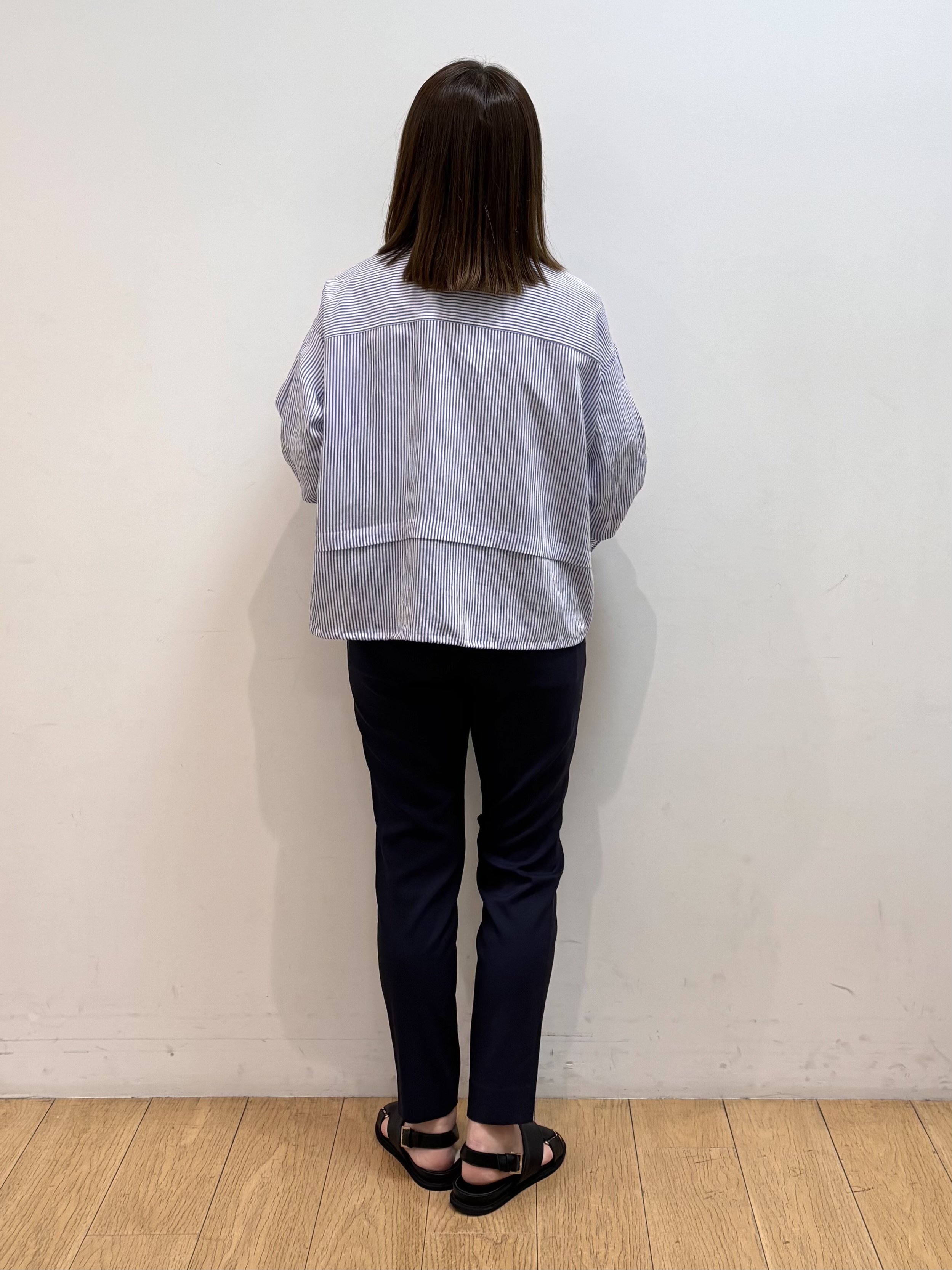 mikkoさんの「INDIVI｜【接触冷感／洗える／2WAY】ドロスト付 シアーシャンブレーシャツ」を使ったコーディネート