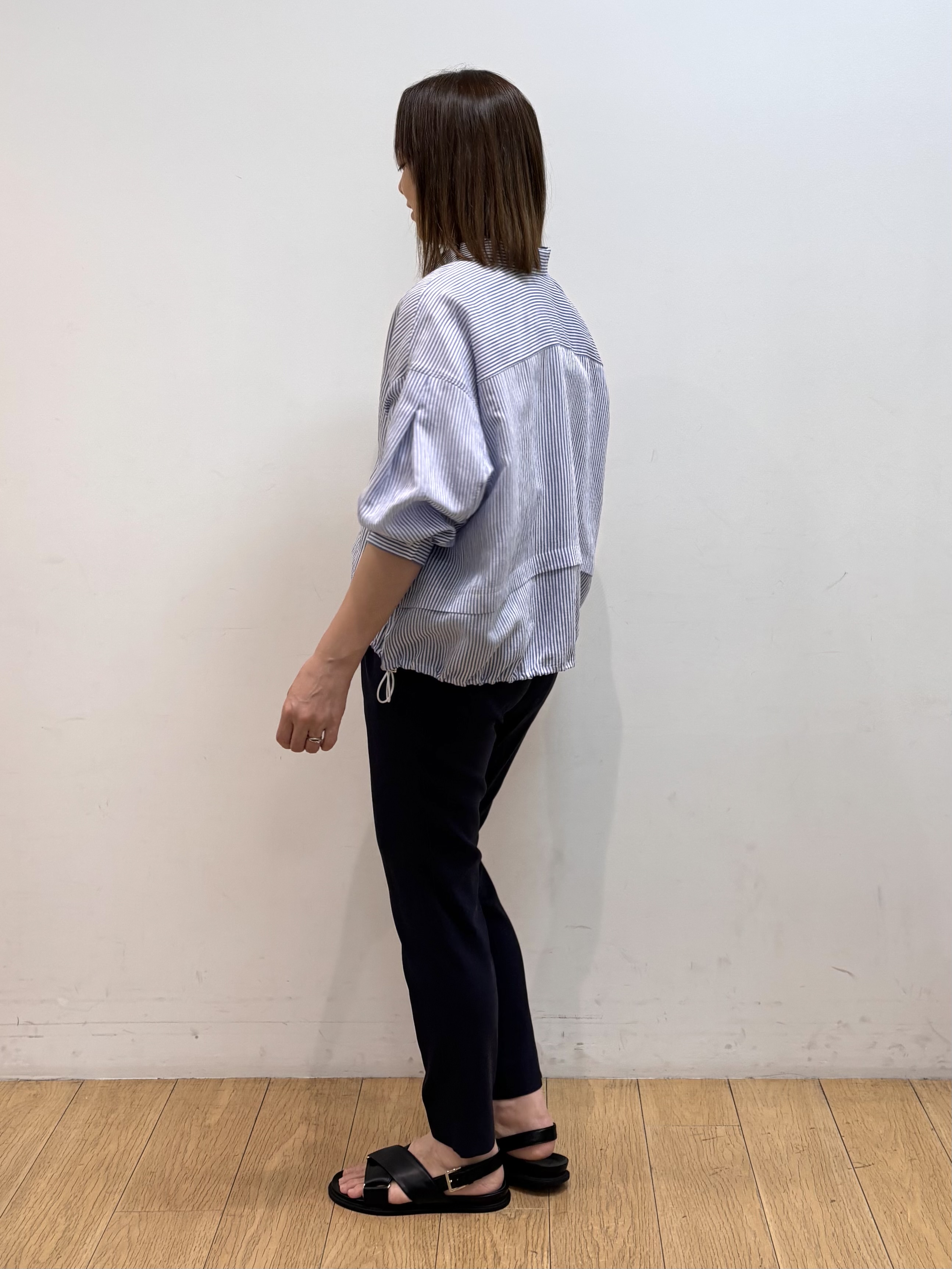 mikkoさんの「INDIVI｜【接触冷感／洗える／2WAY】ドロスト付 シアーシャンブレーシャツ」を使ったコーディネート