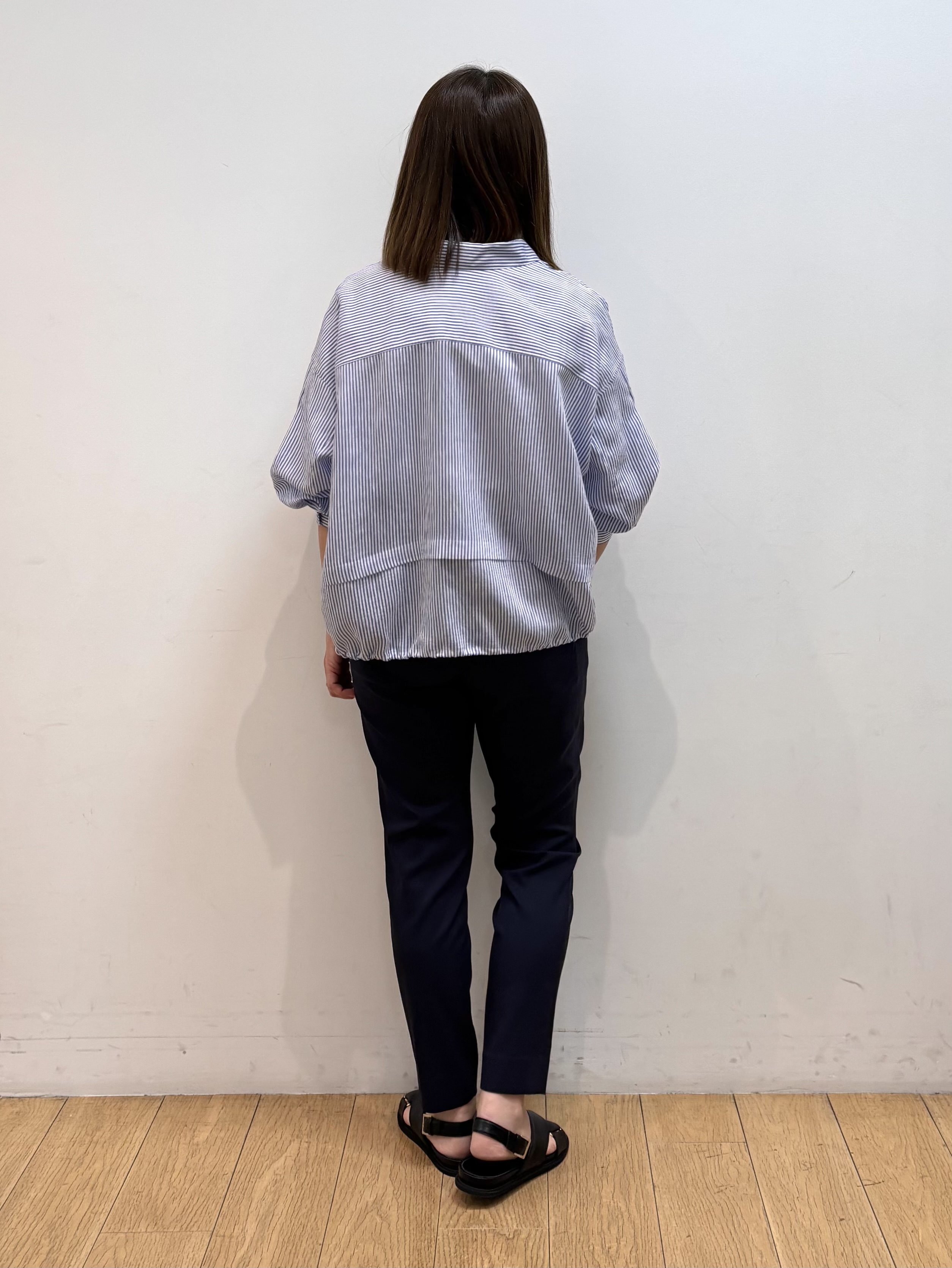 mikkoさんの「INDIVI｜【接触冷感／洗える／2WAY】ドロスト付 シアーシャンブレーシャツ」を使ったコーディネート
