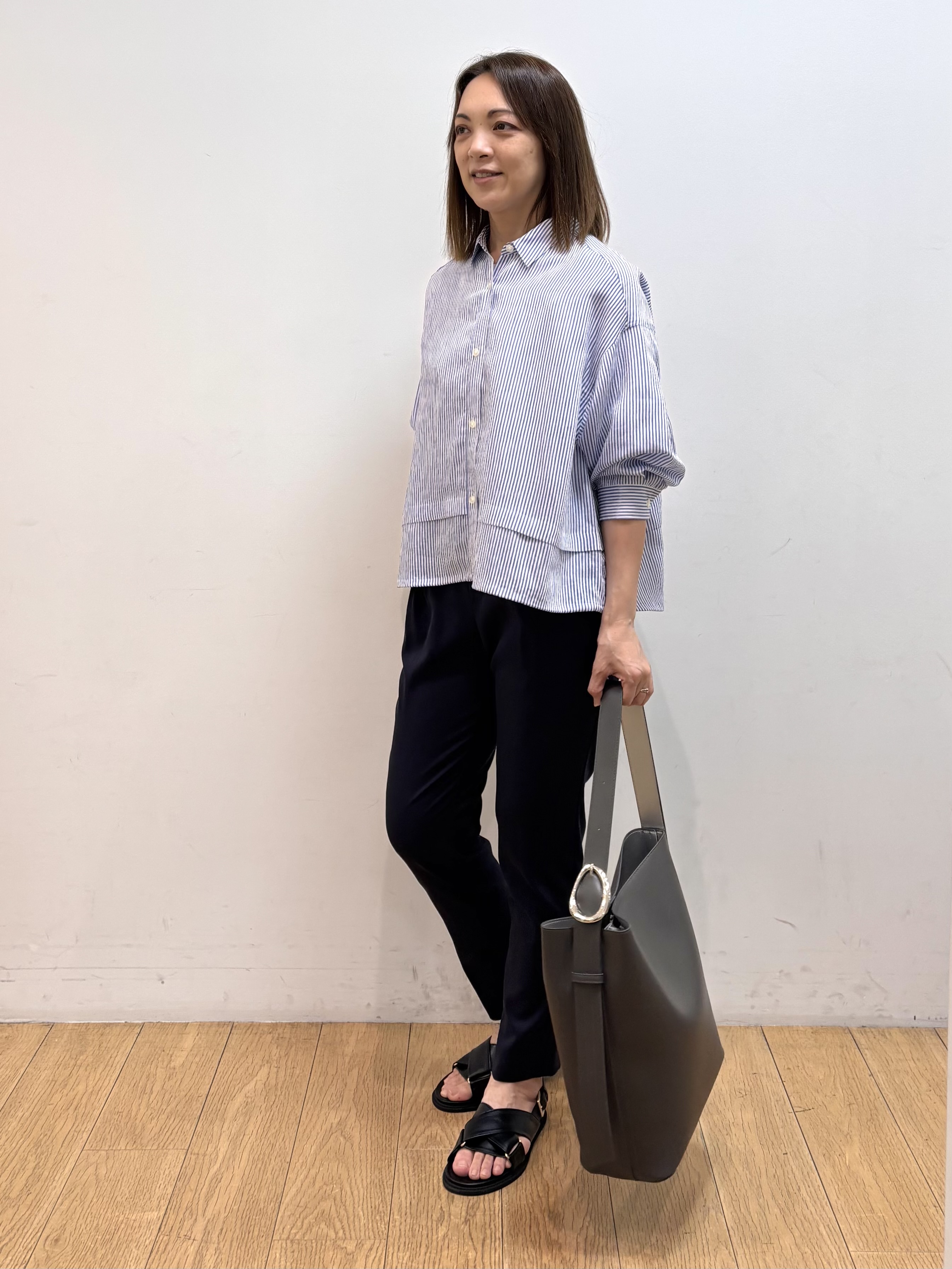 mikkoさんの「INDIVI｜【接触冷感／洗える／2WAY】ドロスト付 シアーシャンブレーシャツ」を使ったコーディネート