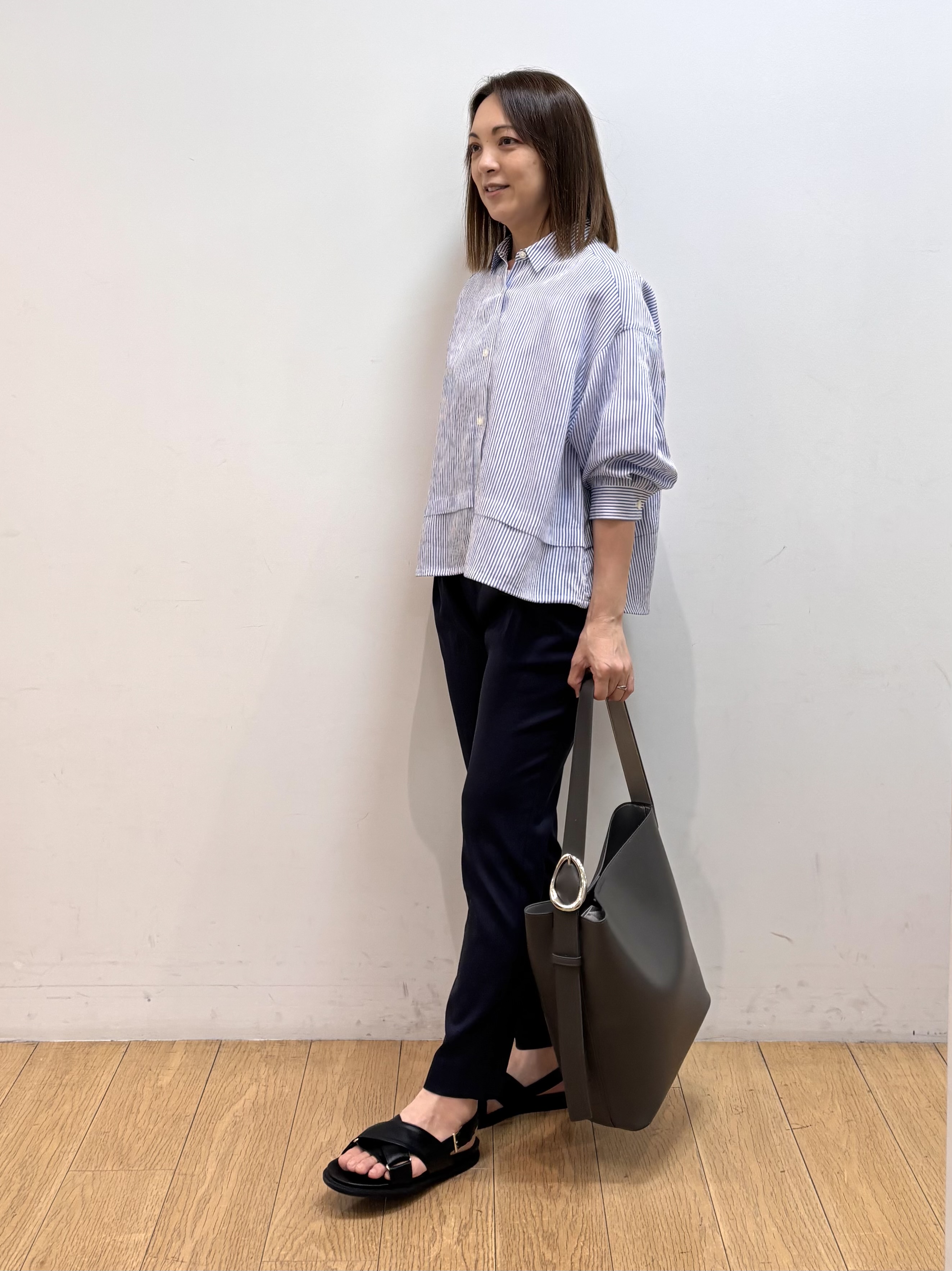 mikkoさんの「INDIVI｜【接触冷感／洗える／2WAY】ドロスト付 シアーシャンブレーシャツ」を使ったコーディネート