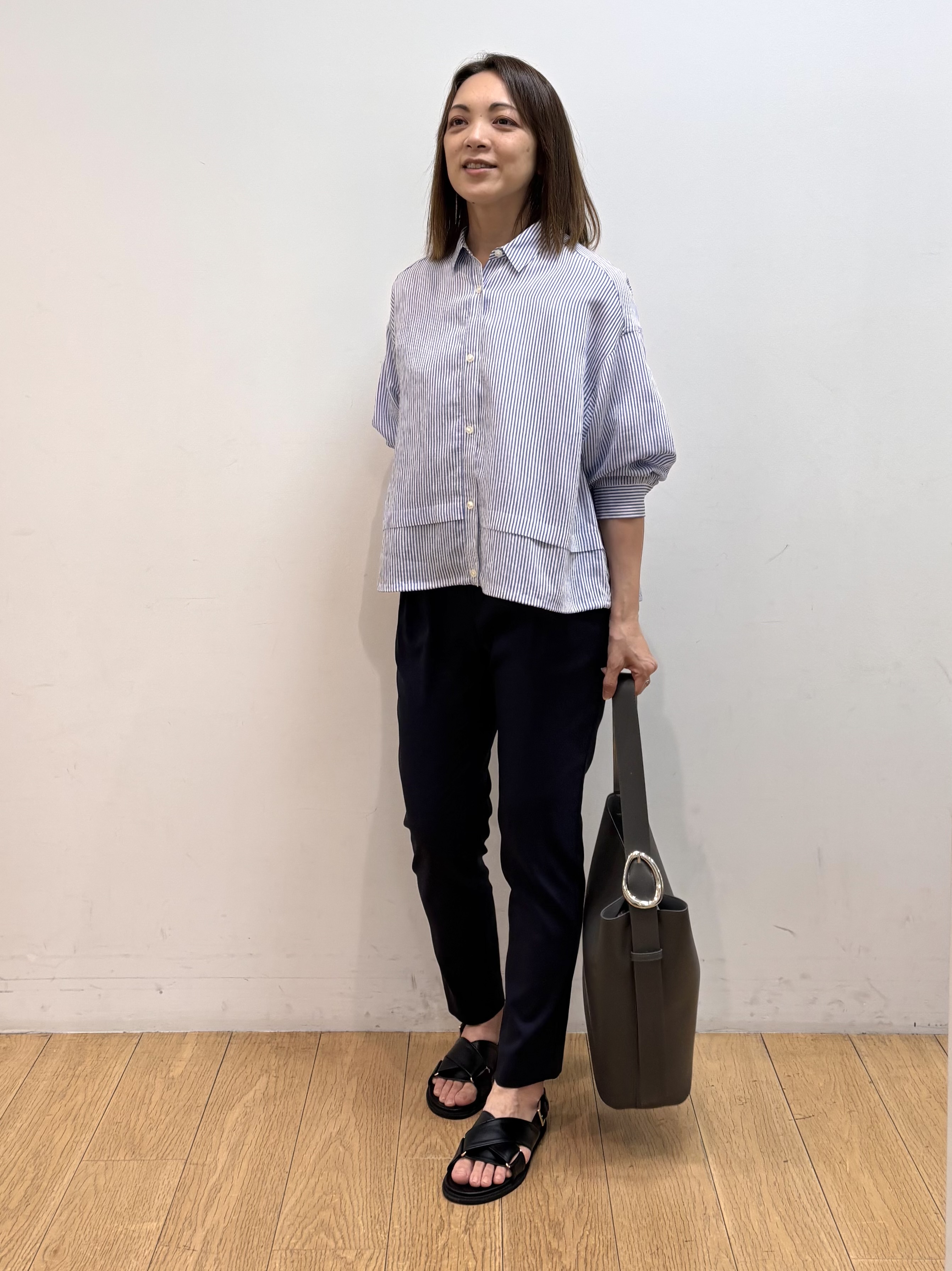 mikkoさんの「INDIVI｜【接触冷感／洗える／2WAY】ドロスト付 シアーシャンブレーシャツ」を使ったコーディネート
