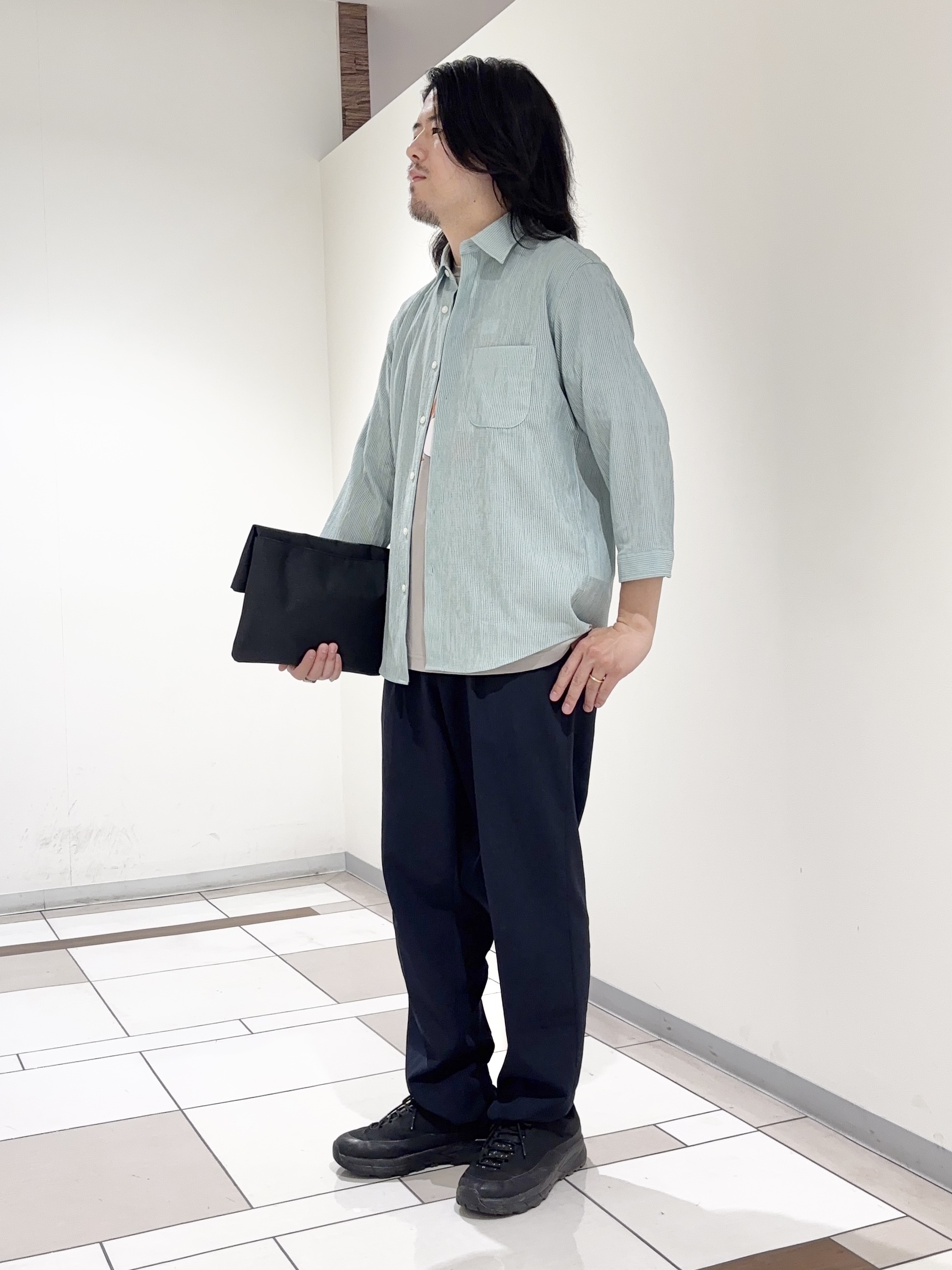 及川さんの「TAKEO KIKUCHI｜【通気性】トリコットサッカー 7分袖シャツ」を使ったコーディネート