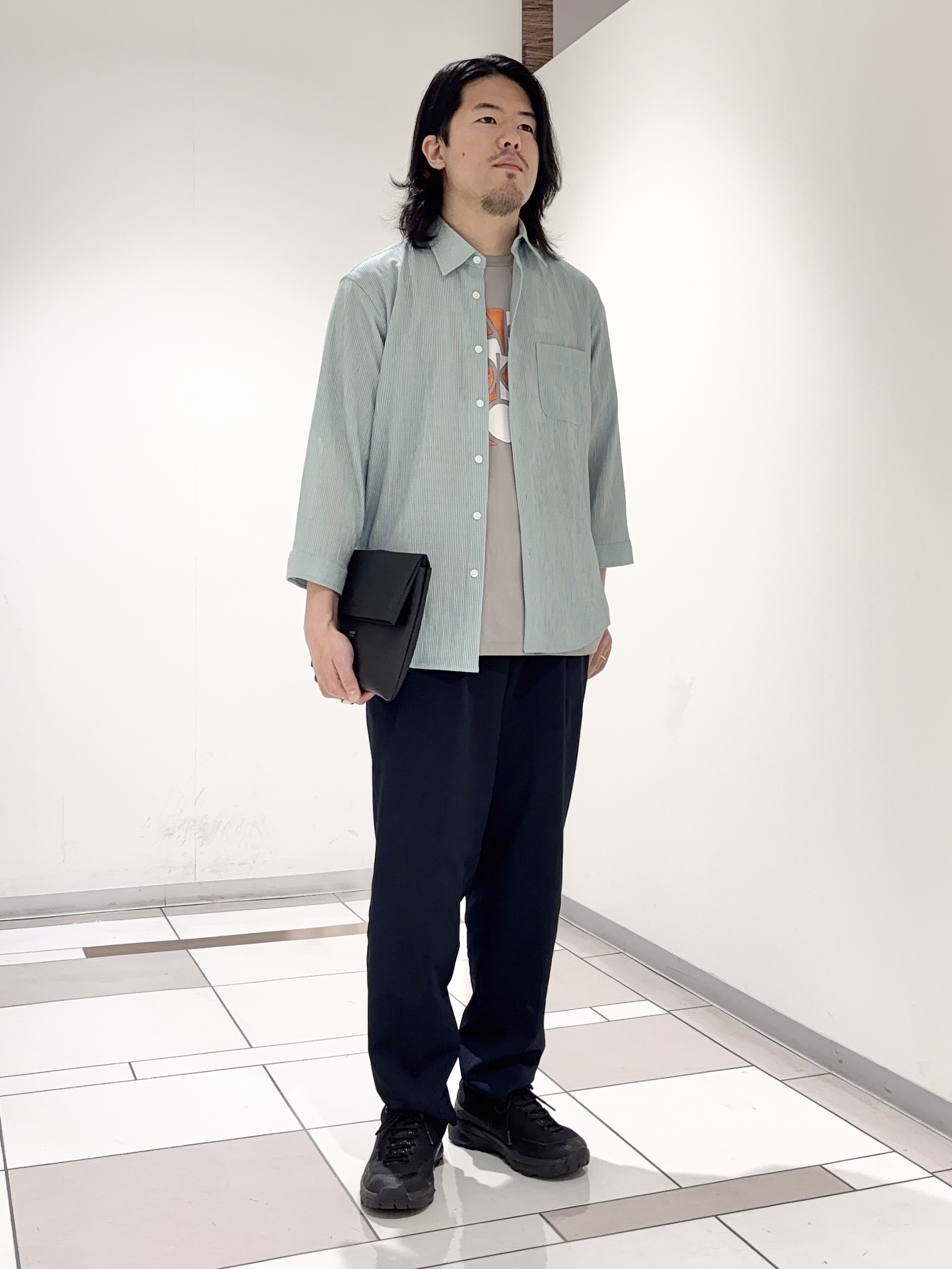 及川さんの「TAKEO KIKUCHI｜【通気性】トリコットサッカー 7分袖シャツ」を使ったコーディネート