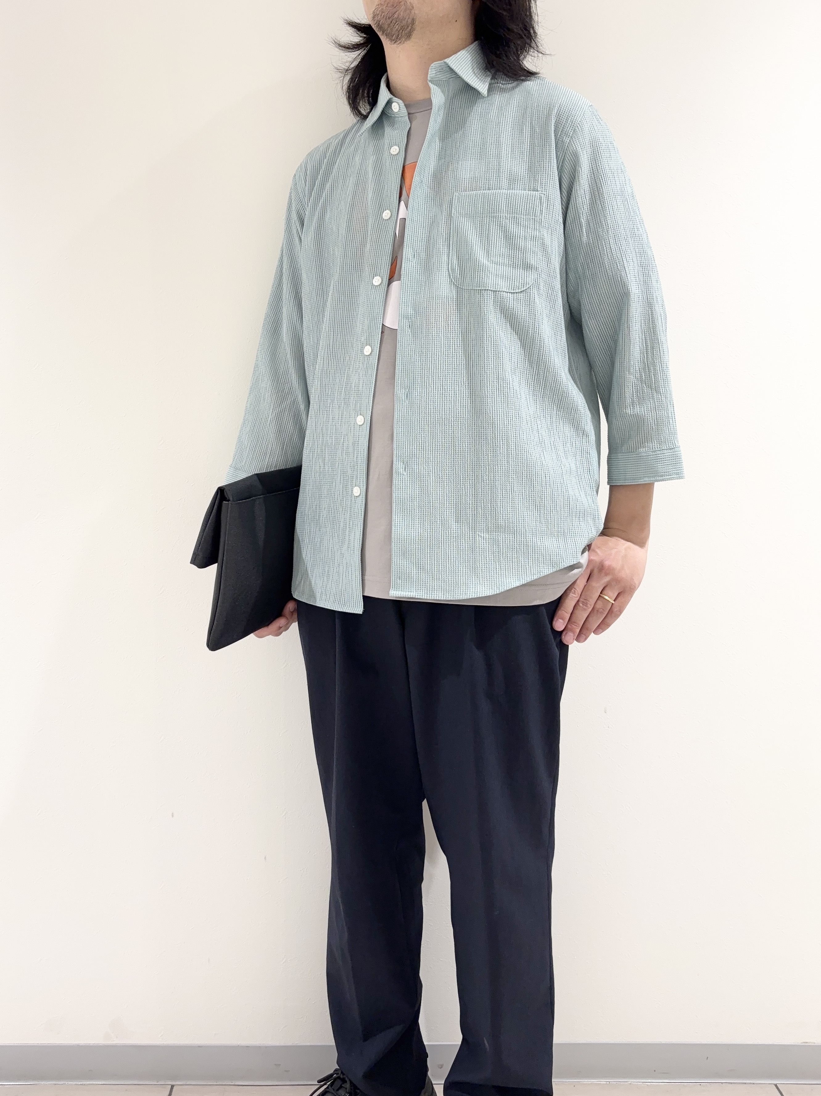 及川さんの「TAKEO KIKUCHI｜【通気性】トリコットサッカー 7分袖シャツ」を使ったコーディネート
