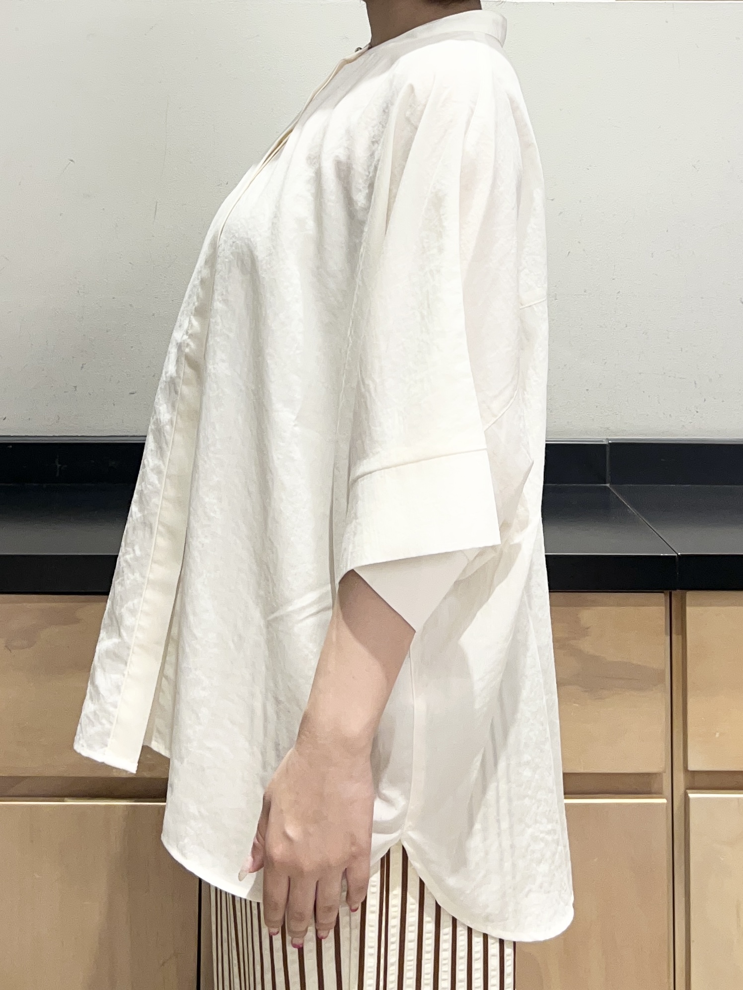 かのさんの「THE SHOP TK｜【高レビュー/体型カバー】さらっと快適 ドルマン5分袖ブラウス」を使ったコーディネート