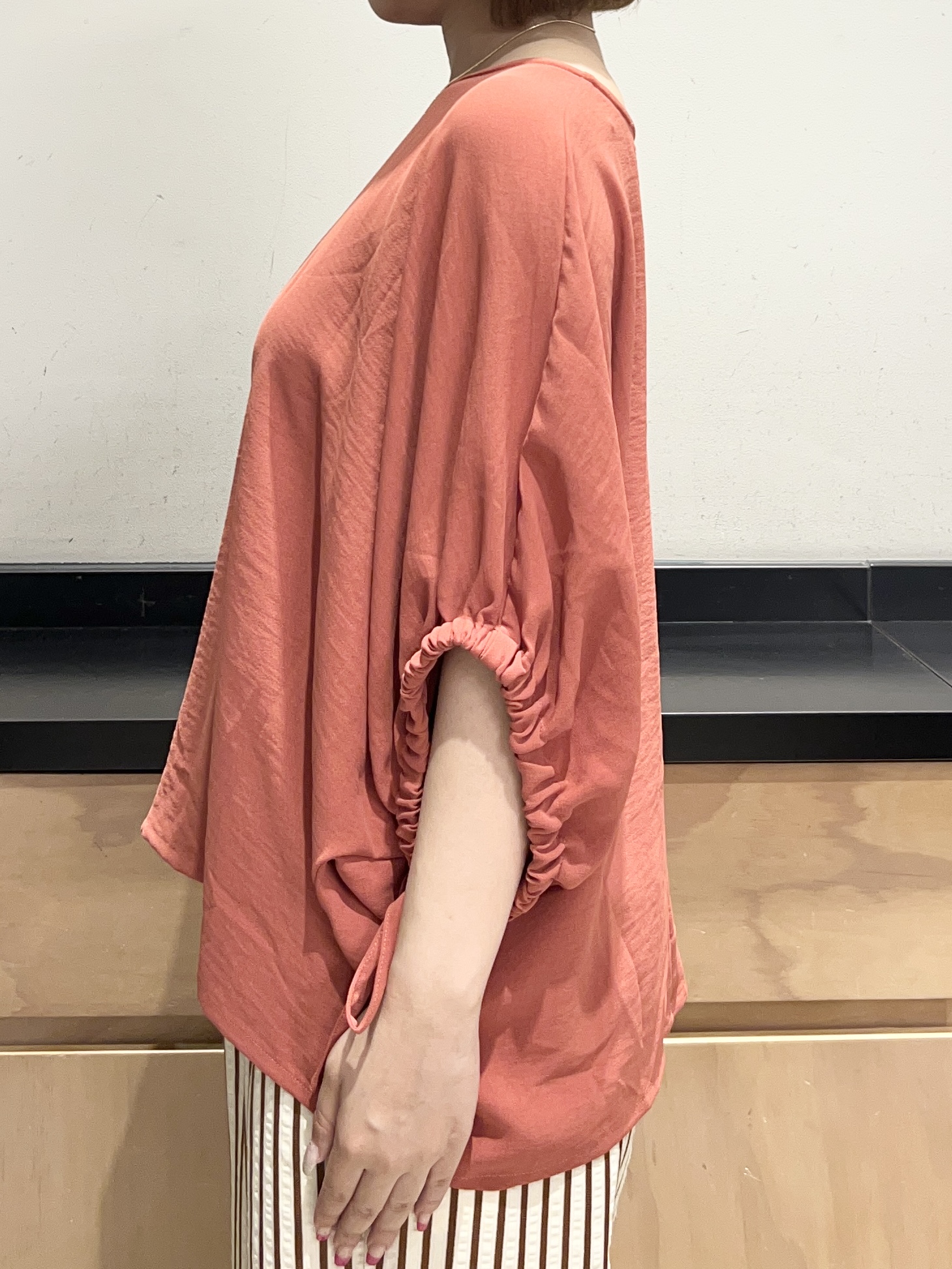 かのさんの「THE SHOP TK｜【ひんやり/防しわ/UV/吸水速乾】袖ドロストドルマントップス」を使ったコーディネート