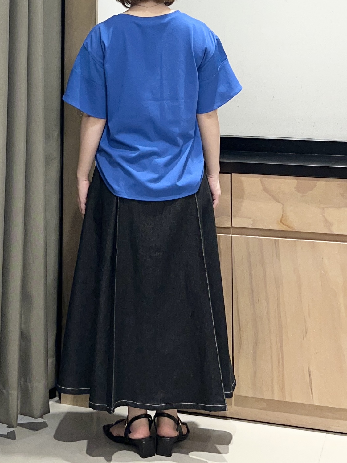 かのさんの「THE SHOP TK｜【ひんやりさらさら】軽やかに揺れる シアーフレアスリーブTシャツ」を使ったコーディネート