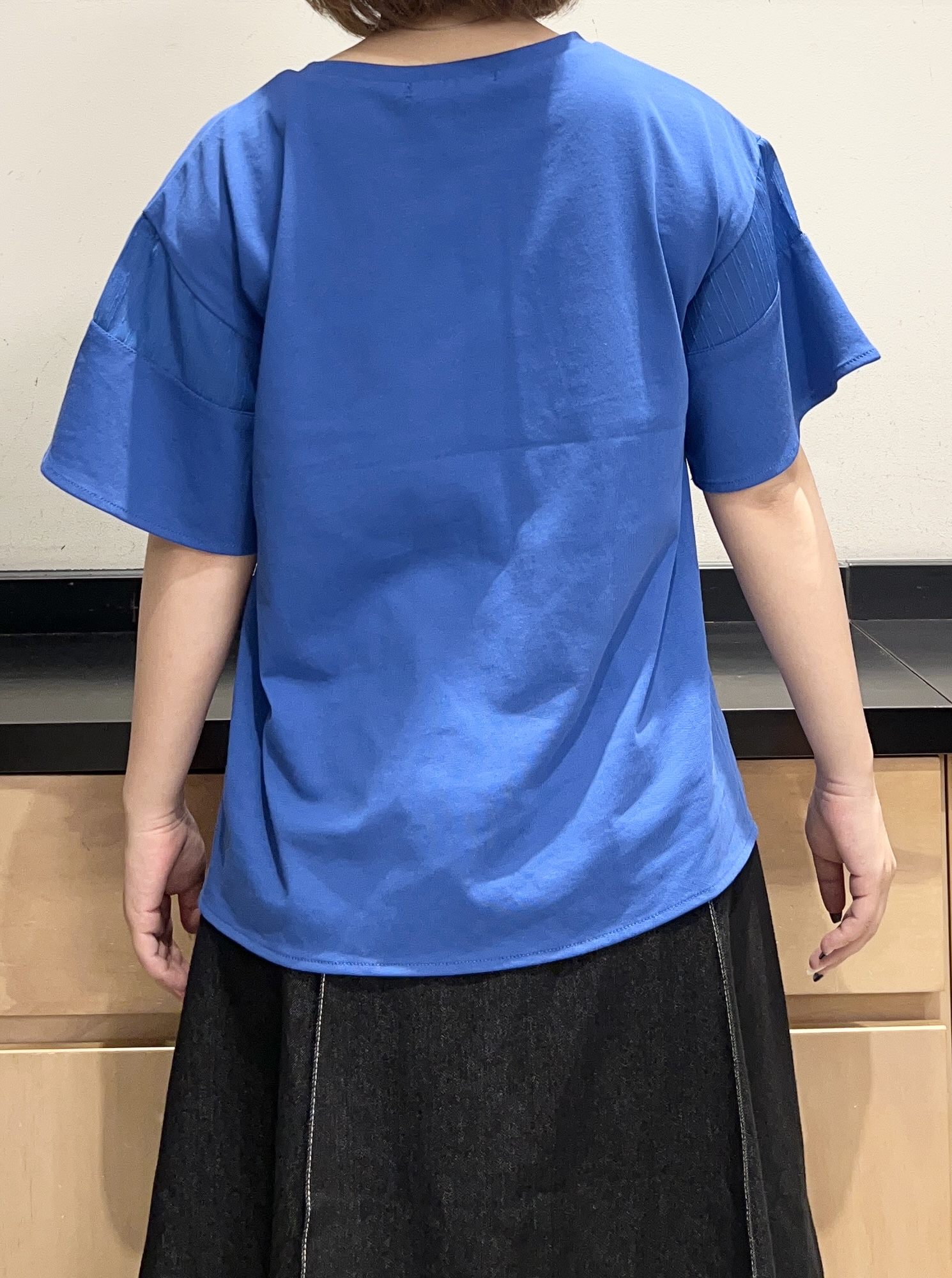 かのさんの「THE SHOP TK｜【ひんやりさらさら】軽やかに揺れる シアーフレアスリーブTシャツ」を使ったコーディネート