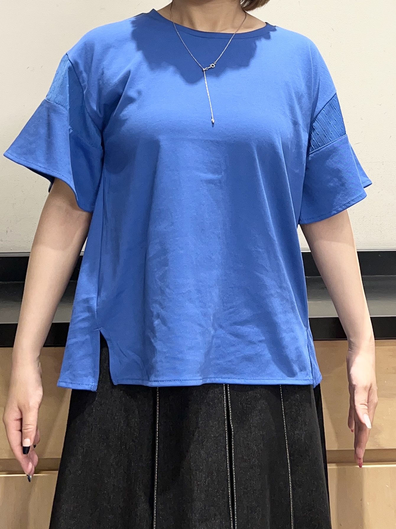 かのさんの「THE SHOP TK｜【ひんやりさらさら】軽やかに揺れる シアーフレアスリーブTシャツ」を使ったコーディネート