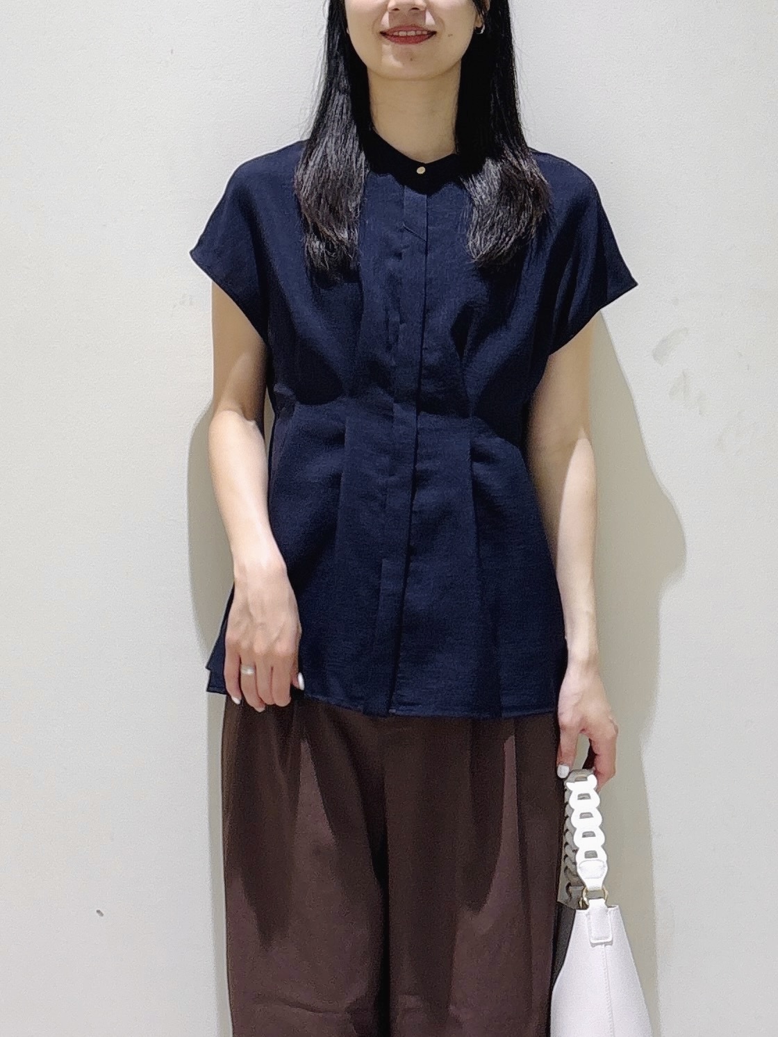 sachikoさんの「OPAQUE.CLIP｜【接触冷感／吸水速乾】リネンライク タックフレンチスリーブブラウス《洗濯機OK》」を使ったコーディネート
