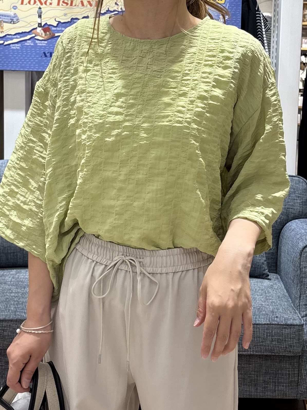 yuinaさんの「Dessin｜【マシンウォッシャブル】エアリーシアー 5分袖プルオーバーシャツ」を使ったコーディネート