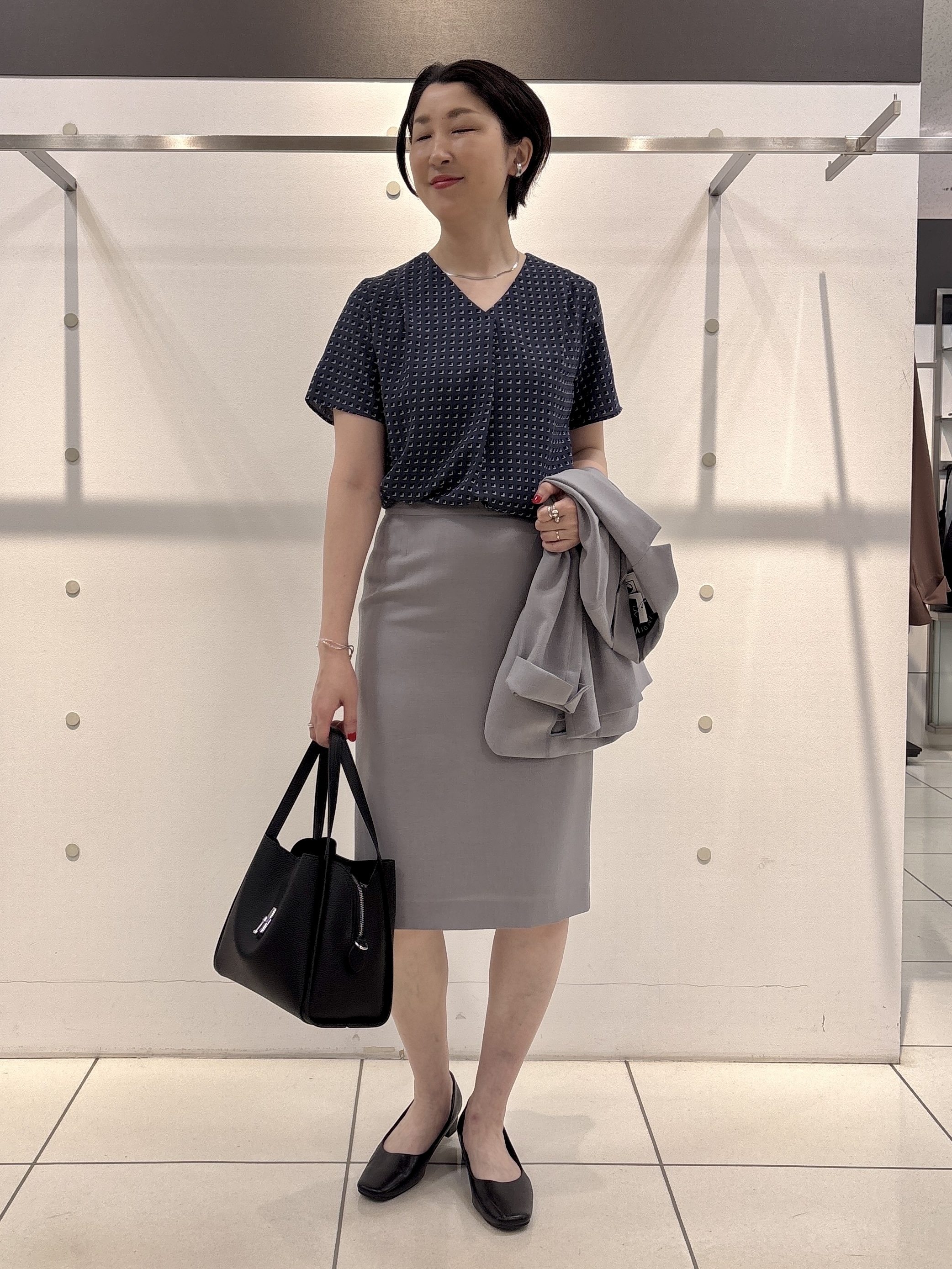 yuriさんの「INDIVI｜【洗える／UVケア】幾何学柄＆無地 タックVネック 半袖ブラウス」を使ったコーディネート