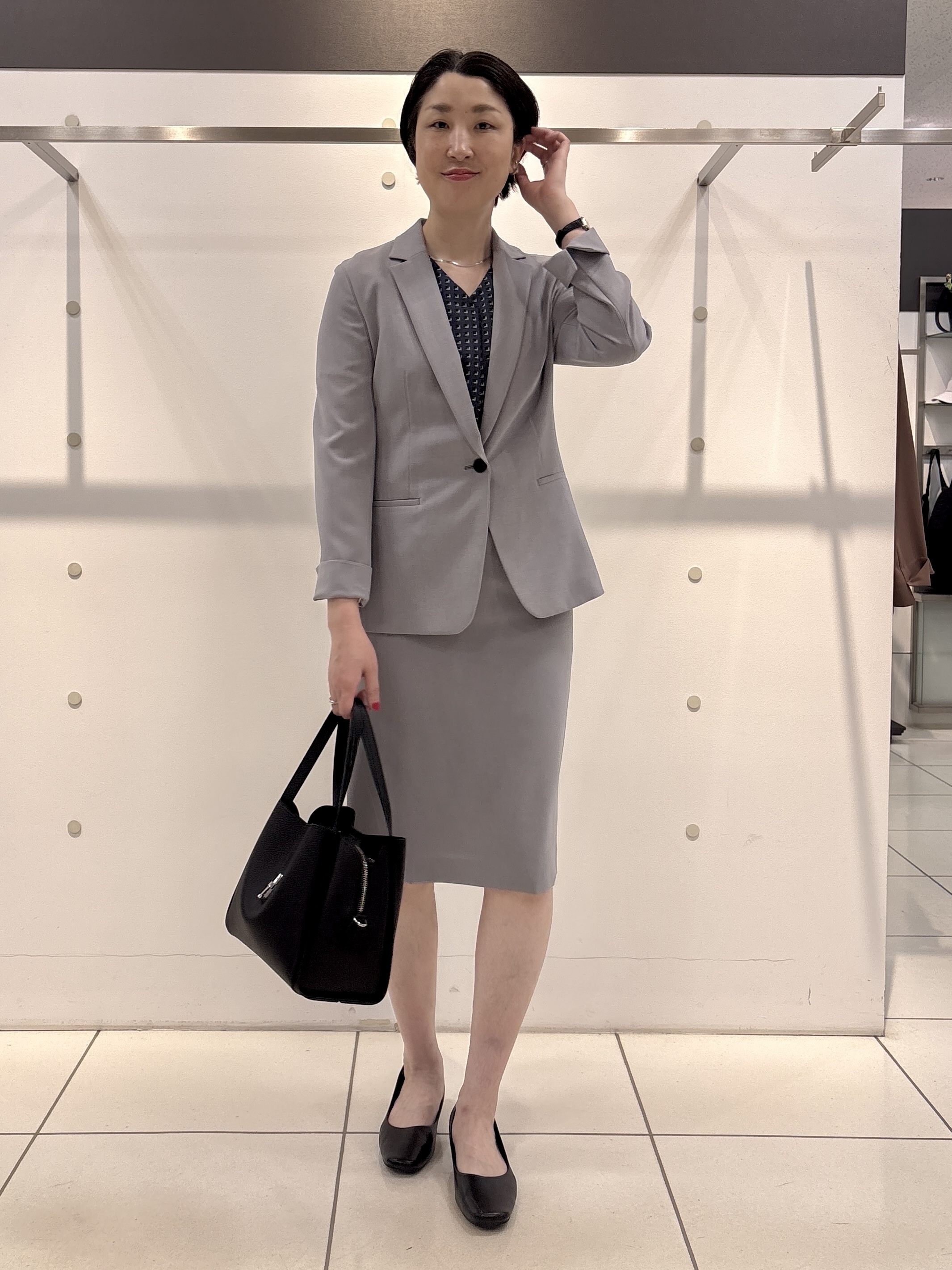 yuriさんの「INDIVI｜【洗える／UVケア】幾何学柄＆無地 タックVネック 半袖ブラウス」を使ったコーディネート