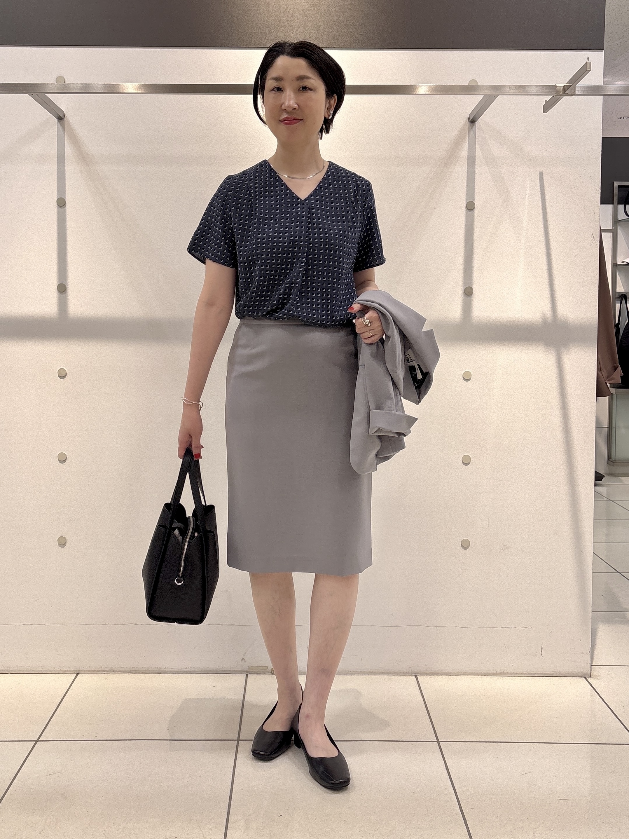 yuriさんの「INDIVI｜【洗える／UVケア】幾何学柄＆無地 タックVネック 半袖ブラウス」を使ったコーディネート