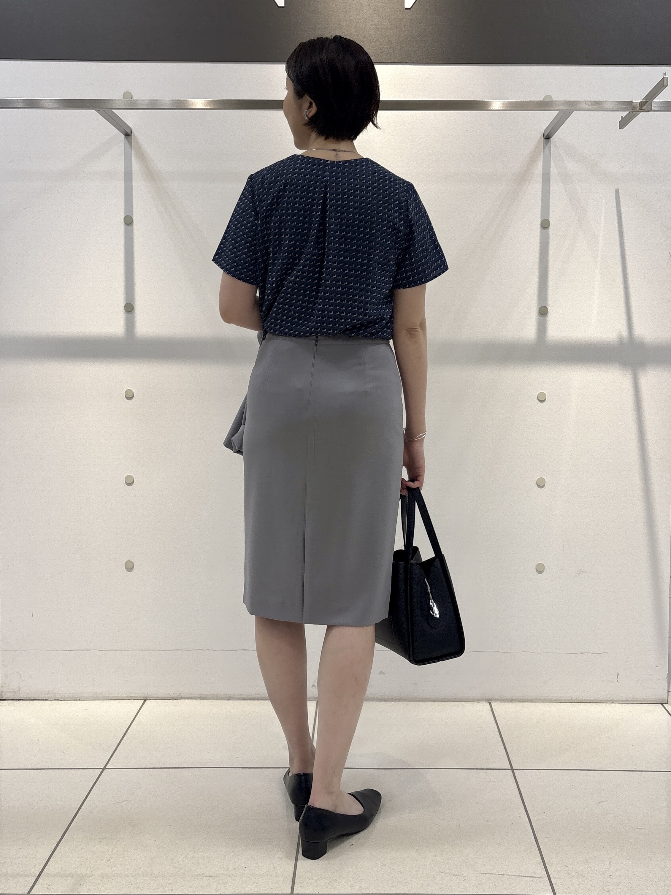 yuriさんの「INDIVI｜【洗える／UVケア】幾何学柄＆無地 タックVネック 半袖ブラウス」を使ったコーディネート