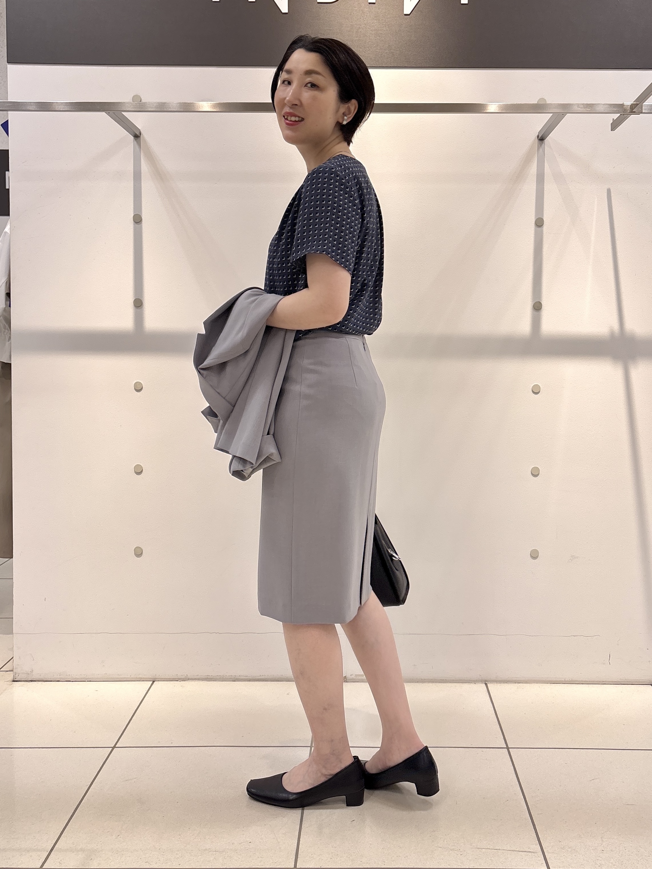 yuriさんの「INDIVI｜【洗える／UVケア】幾何学柄＆無地 タックVネック 半袖ブラウス」を使ったコーディネート