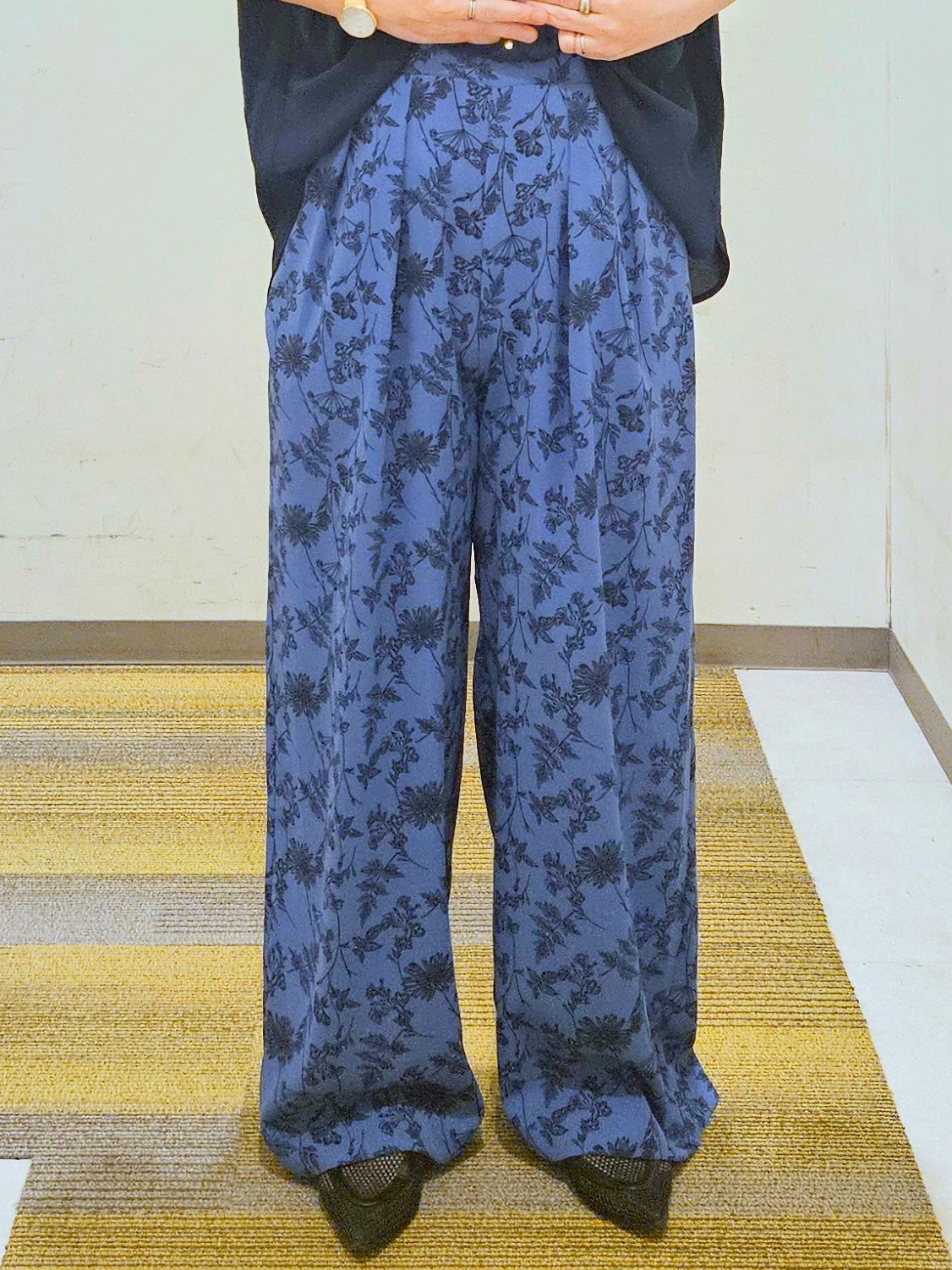 okayuさんの「THE SHOP TK｜【ひんやり/防しわ/UV/吸水速乾】襟付き フレンチスリーブシャツ」を使ったコーディネート