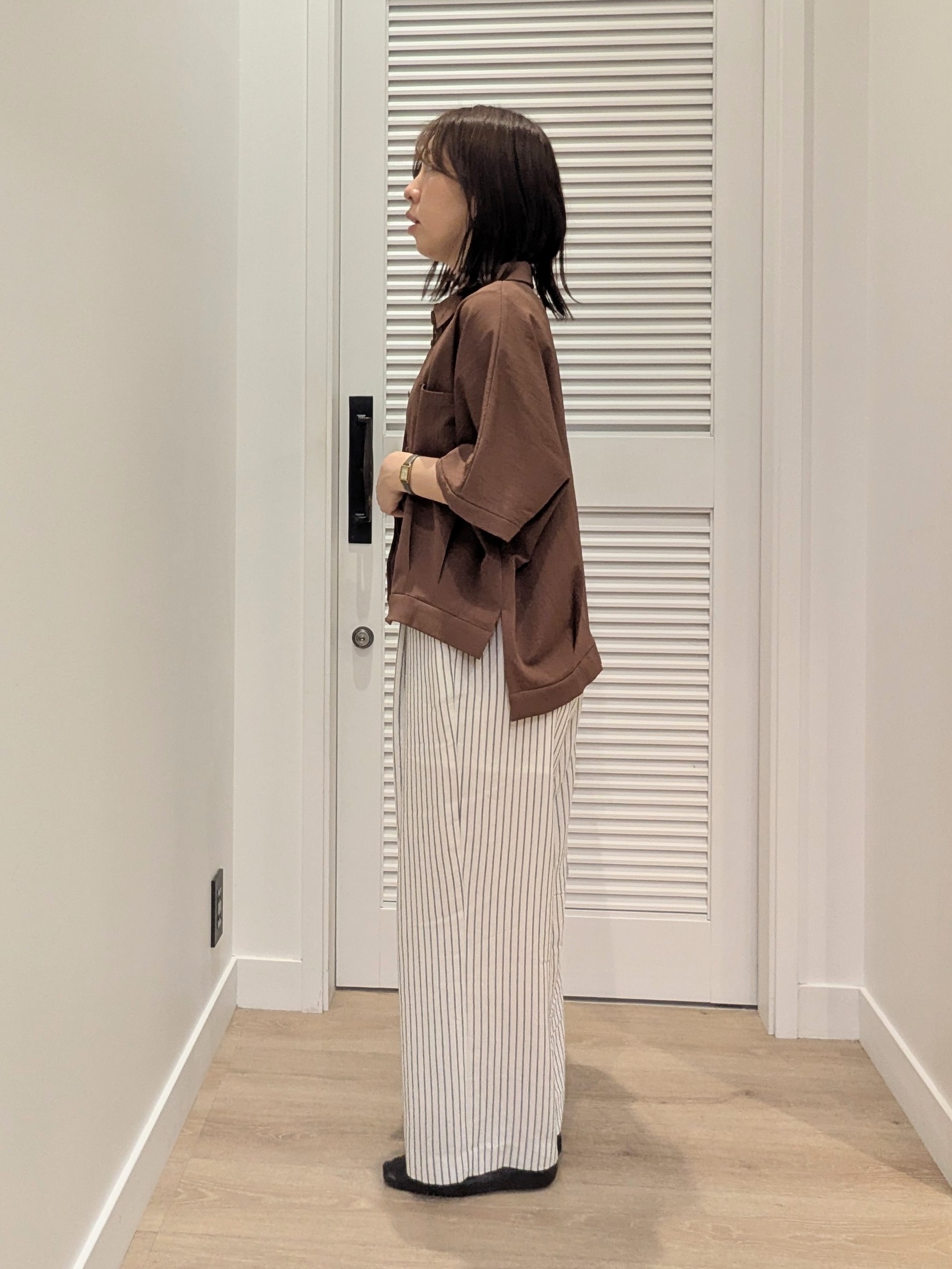 enさんの「Dessin｜タックヘム クロップドシュリンクシャツ」を使ったコーディネート