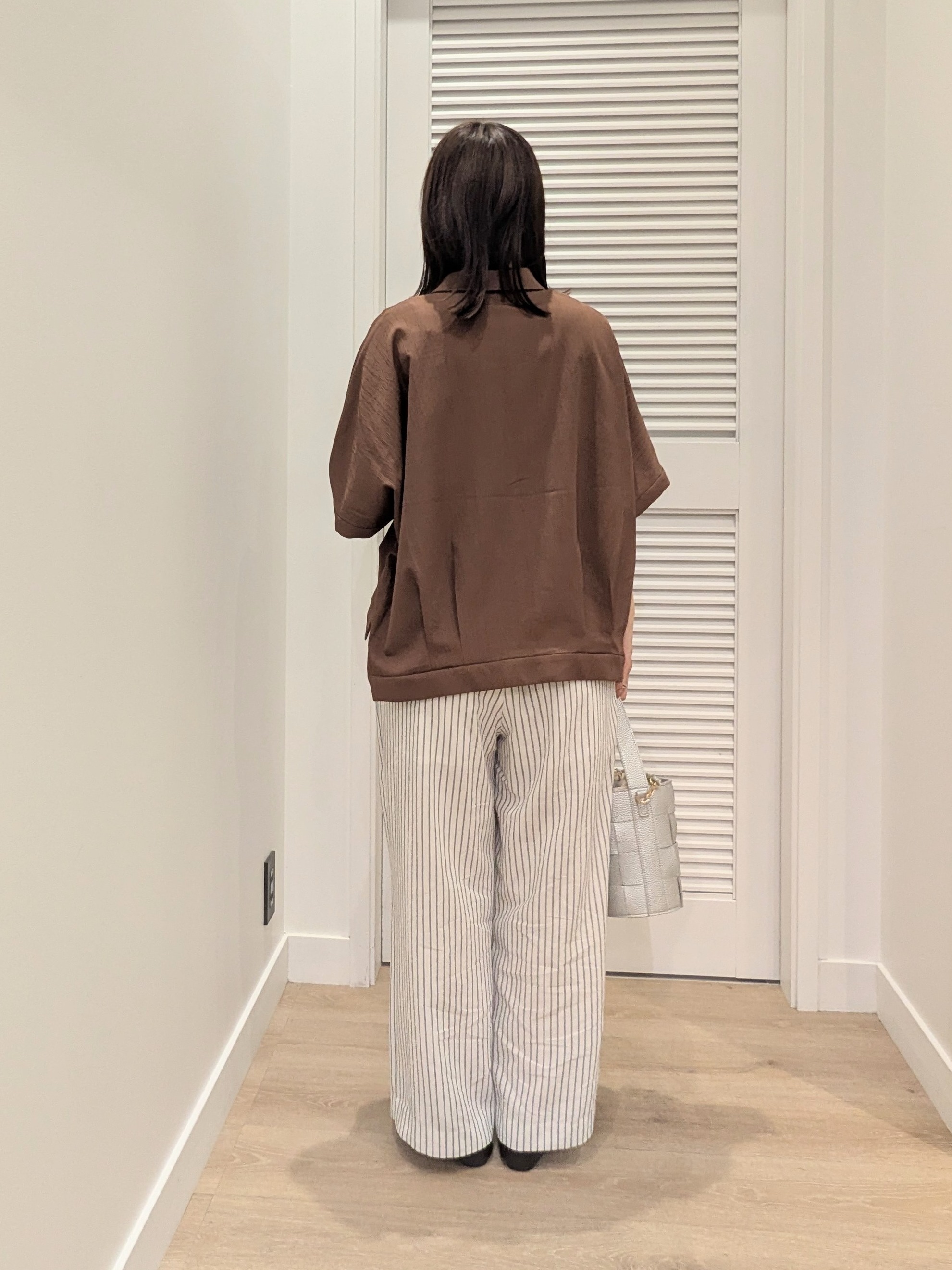 enさんの「Dessin｜タックヘム クロップドシュリンクシャツ」を使ったコーディネート