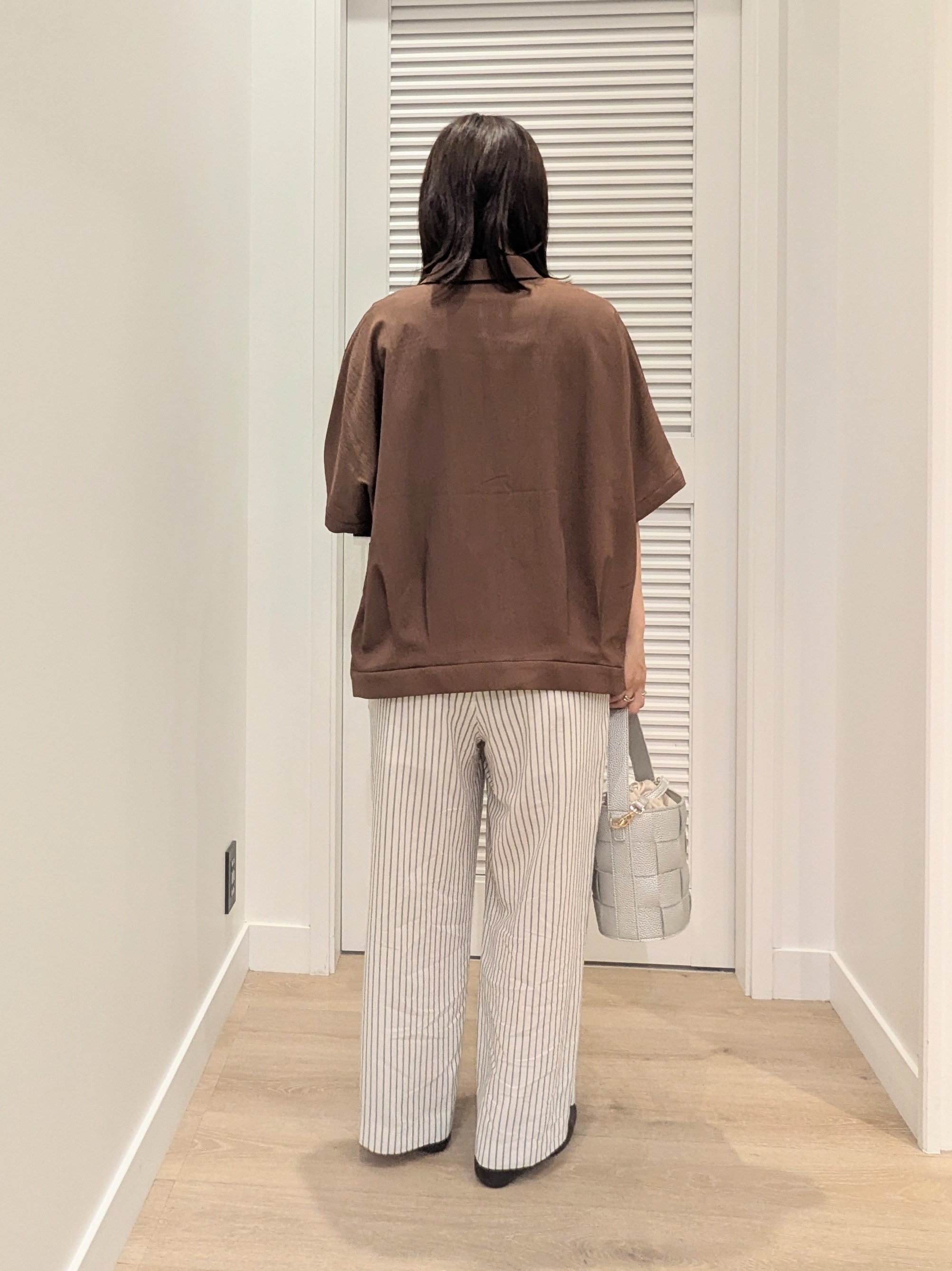 enさんの「Dessin｜タックヘム クロップドシュリンクシャツ」を使ったコーディネート
