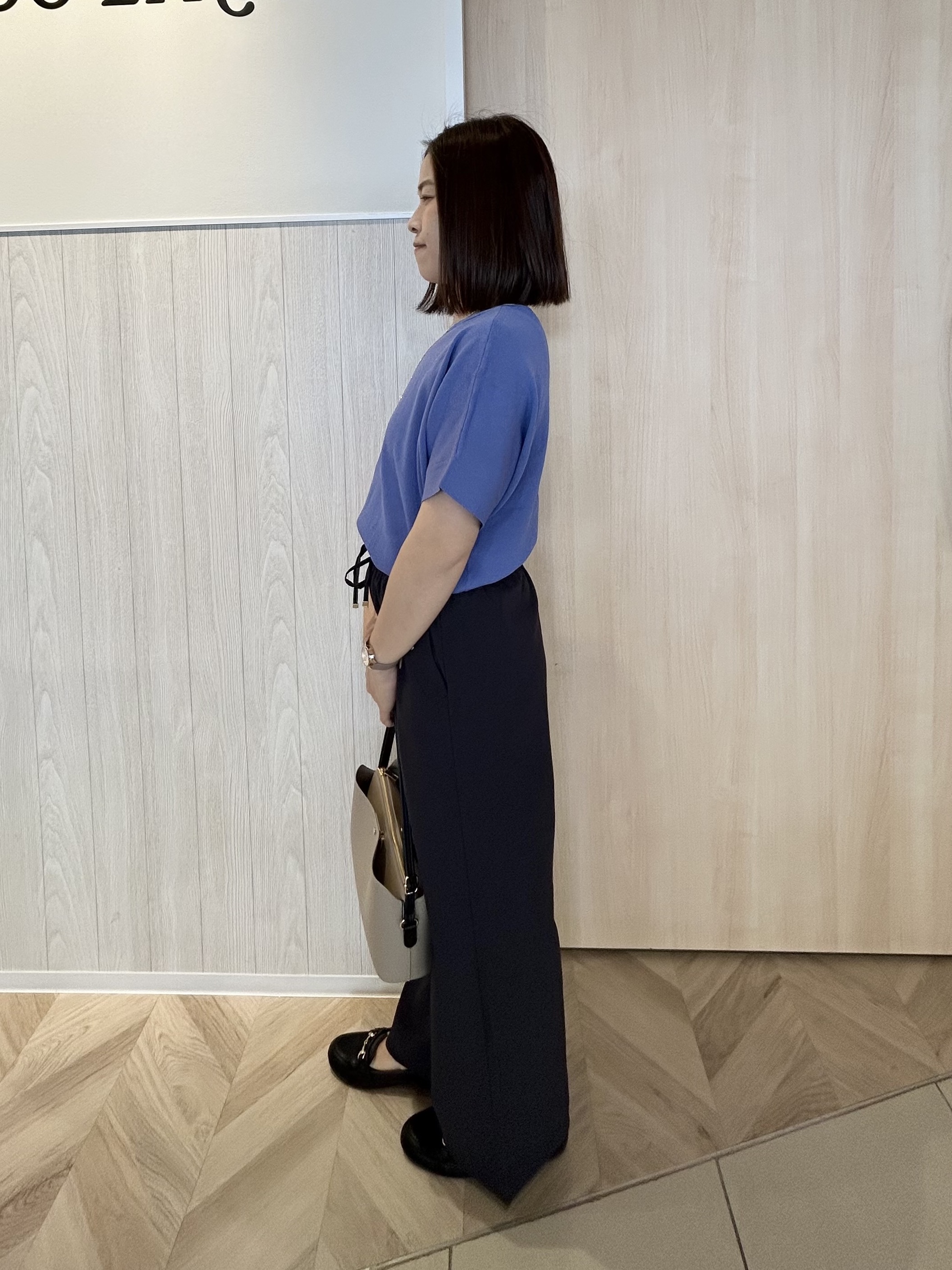 tomoさんの「SHOO･LA･RUE｜【毎日洗える/ひんやり/UV/S-LL】二の腕隠れる さらっとドルマン半袖ニット」を使ったコーディネート