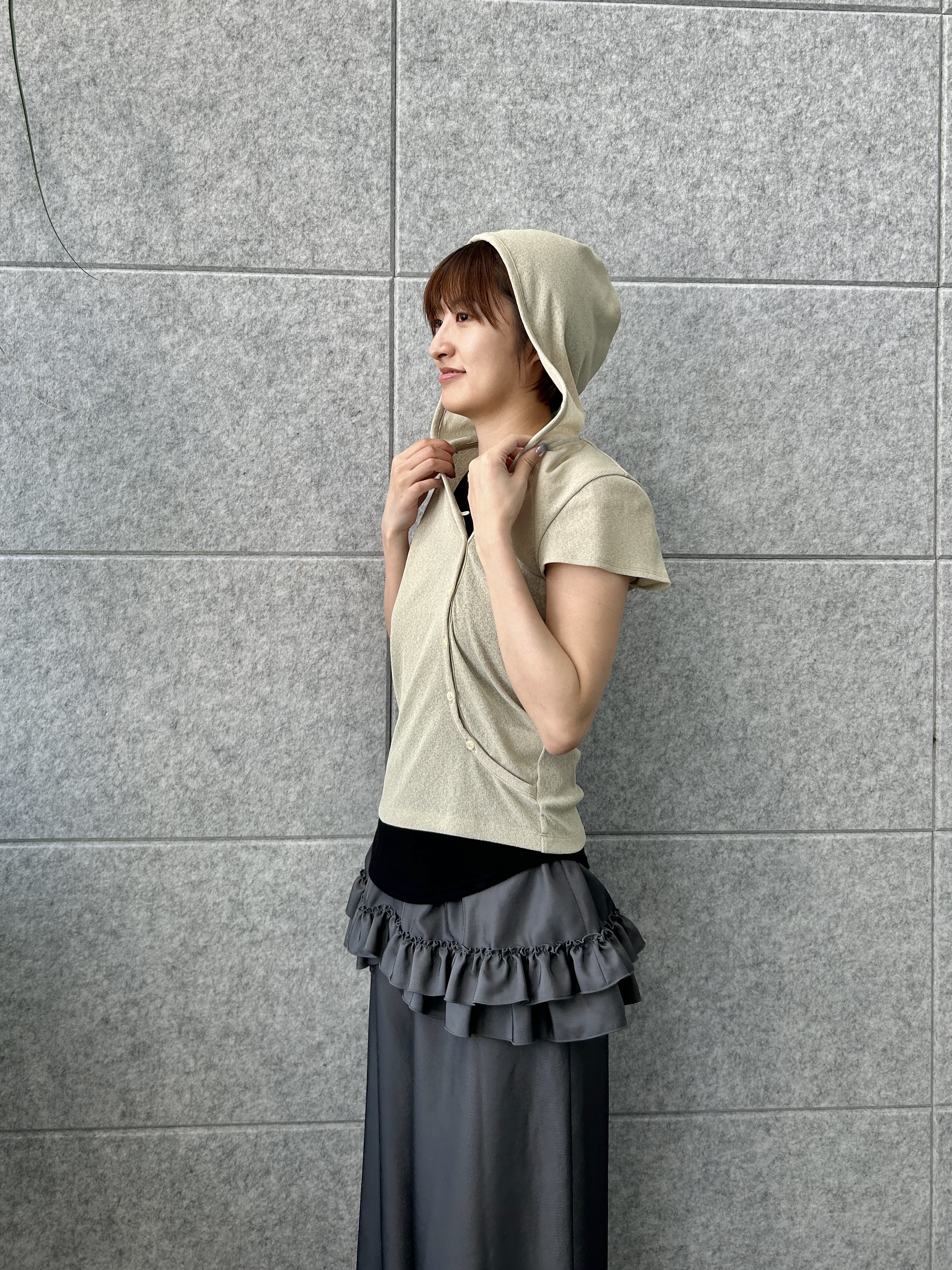 harunaさんの「CODE A｜soft button hood tee」を使ったコーディネート