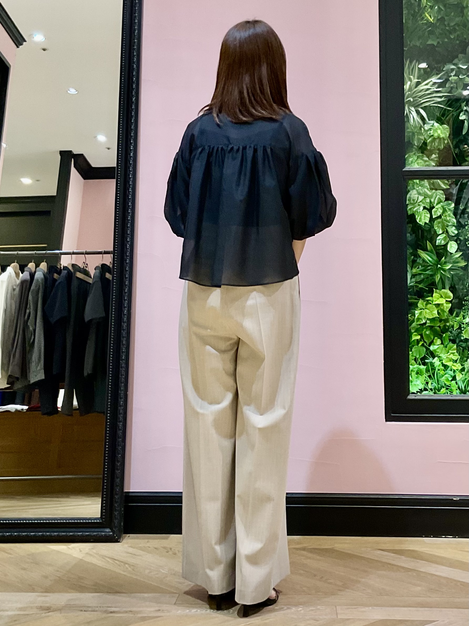 Hiwatashiさんの「DRESSTERIOR｜【1枚で着映え/ウォッシャブル】スタンドフリルボリュームスリーブブラウス」を使ったコーディネート