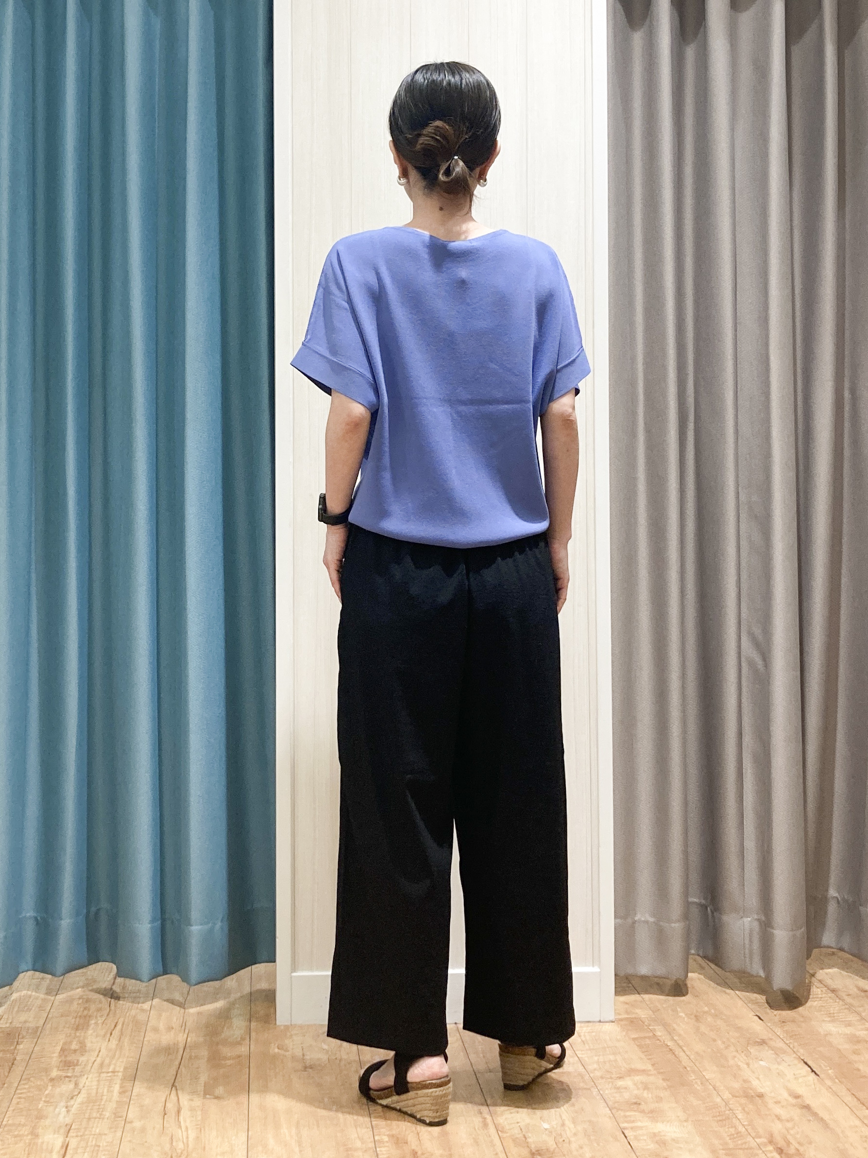 thさんの「SHOO･LA･RUE｜【毎日洗える/ひんやり/UV/S-LL】二の腕隠れる さらっとドルマン半袖ニット」を使ったコーディネート