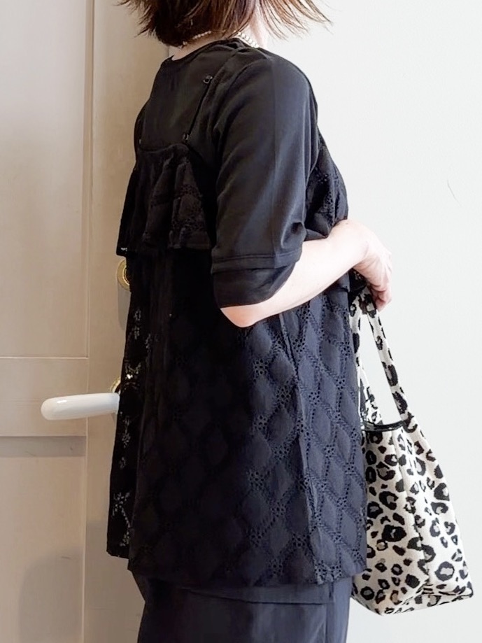 yamakoさんの「grove｜【ひんやり・UVカット】チュールトリミング5分袖Tシャツ」を使ったコーディネート