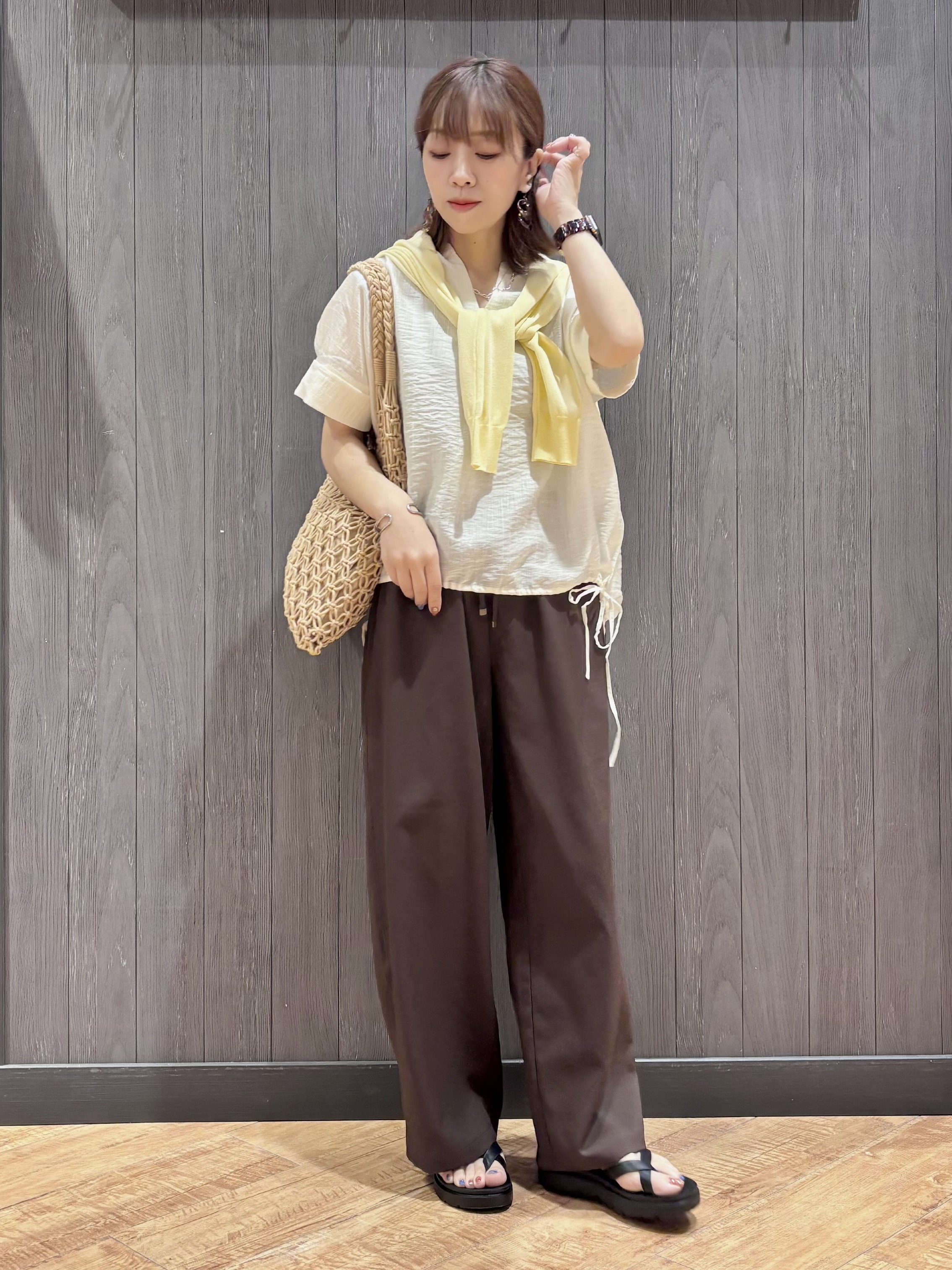 meiさんの「SHOO･LA･RUE｜【高レビュー/体型カバー】インせず着られる スキッパー裾リボンブラウス」を使ったコーディネート
