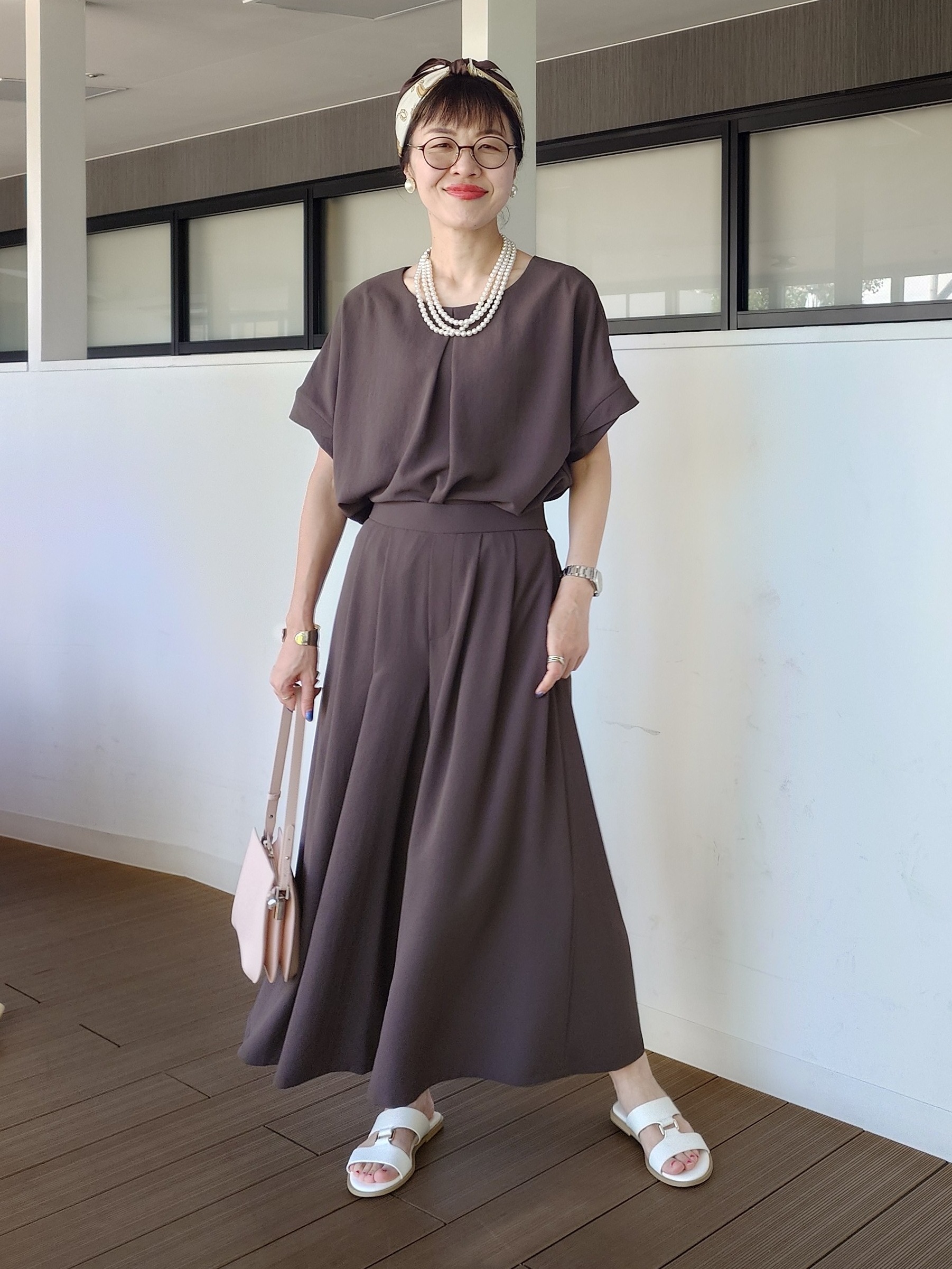 MUTSUKOさんの「UNTITLED｜【前後2WAY/はっ水/セットアップ可】リラクシーフレンチスリーブブラウス」を使ったコーディネート