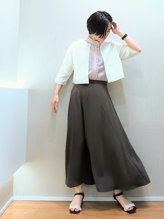 ミズタさんの「UNTITLED｜【接触冷感/通気性/洗える】スタンドカラーフリルブラウス」を使ったコーディネート