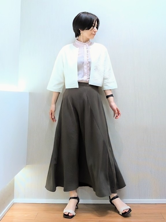 ミズタさんの「UNTITLED｜【接触冷感/通気性/洗える】スタンドカラーフリルブラウス」を使ったコーディネート